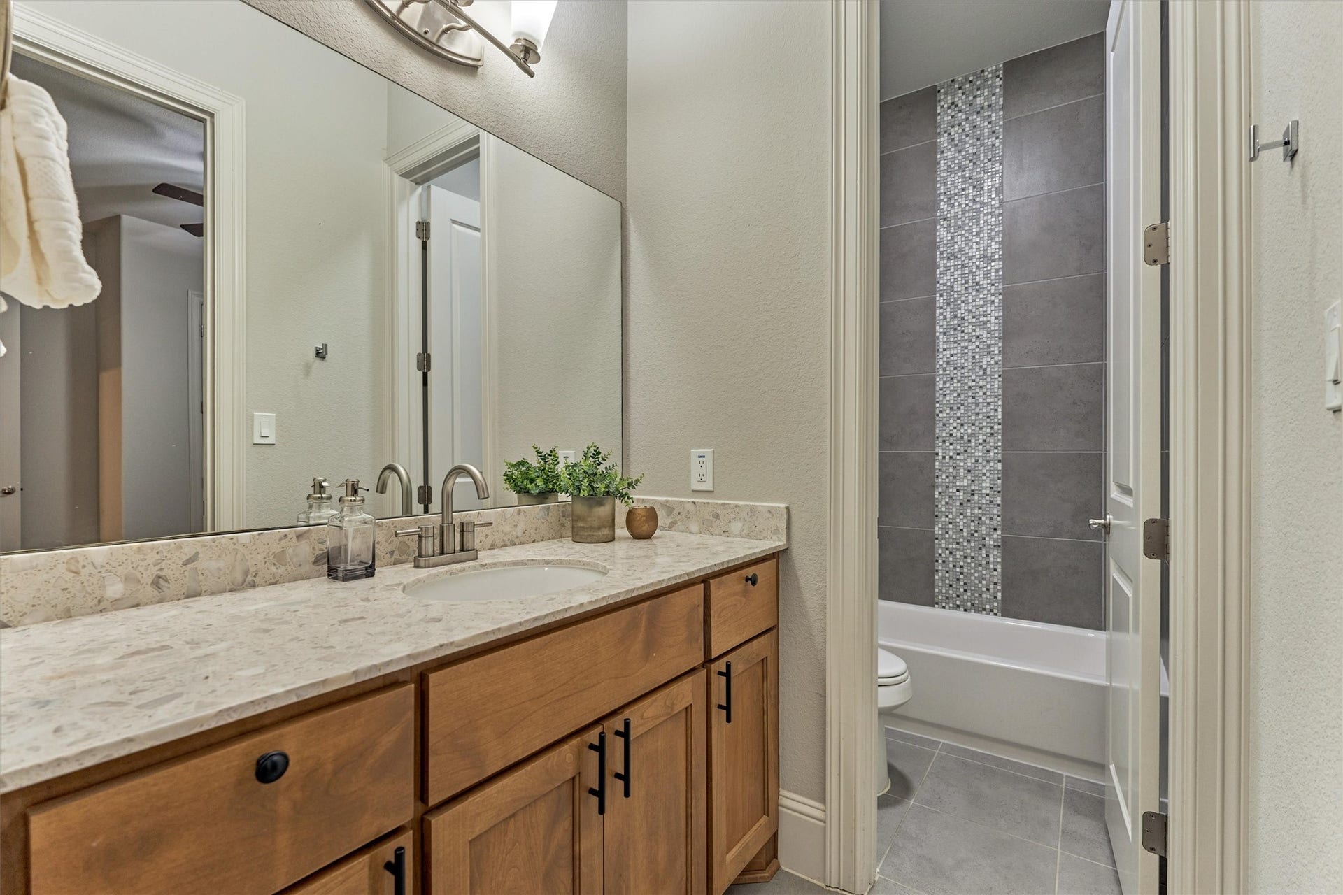 6 Canopy Green Drive, Tomball, TX 77375 jack and jill bathroom