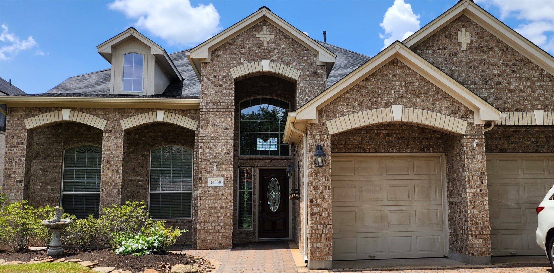 14330 Dunrobin Way, Sugar Land, TX 77498 Welcome to the much desired Sugar Land subdivision of Chelsea Harbour