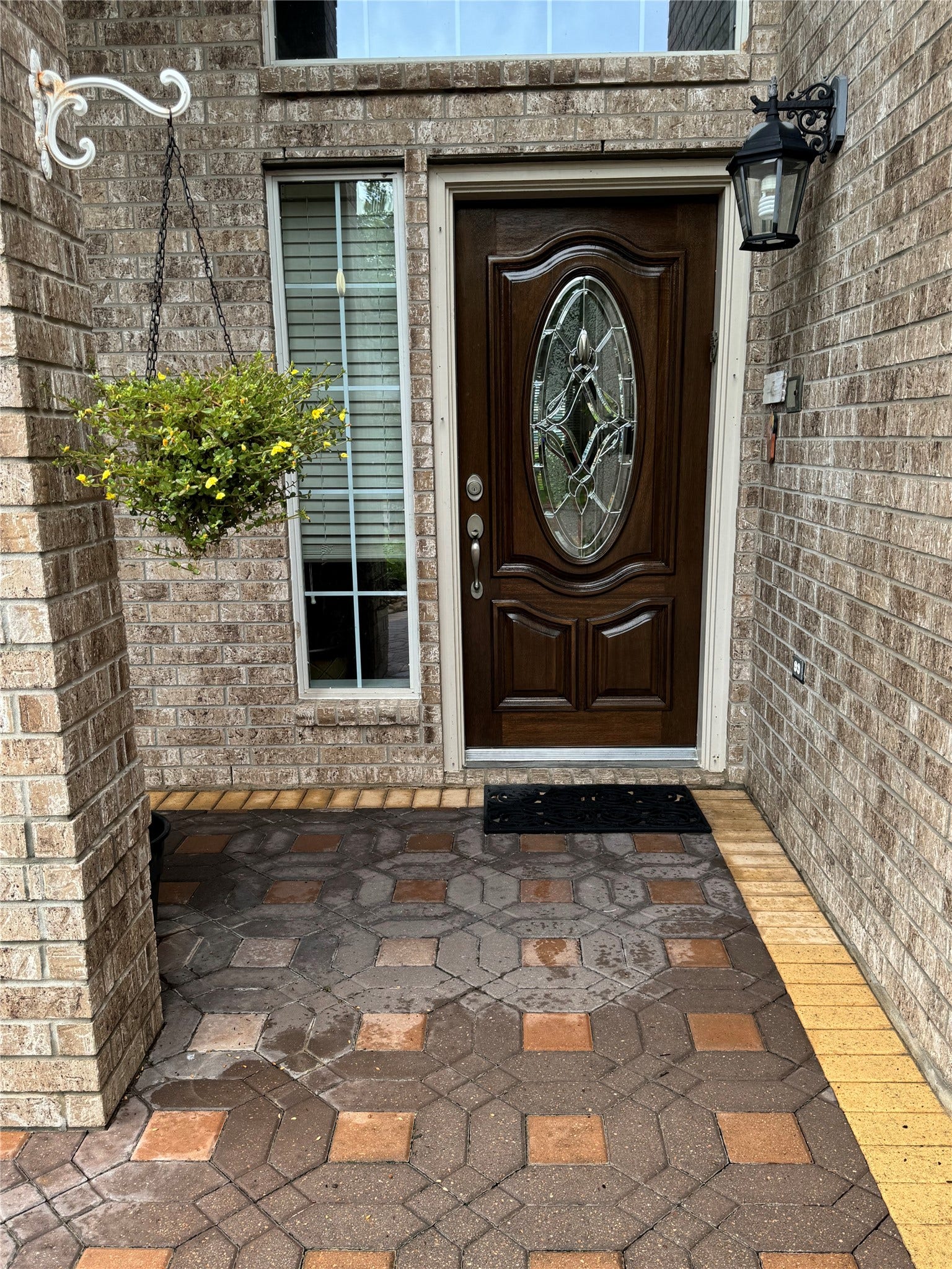 14330 Dunrobin Way, Sugar Land, TX 77498 This lovely and warm home boasts many special design touches and upgrades