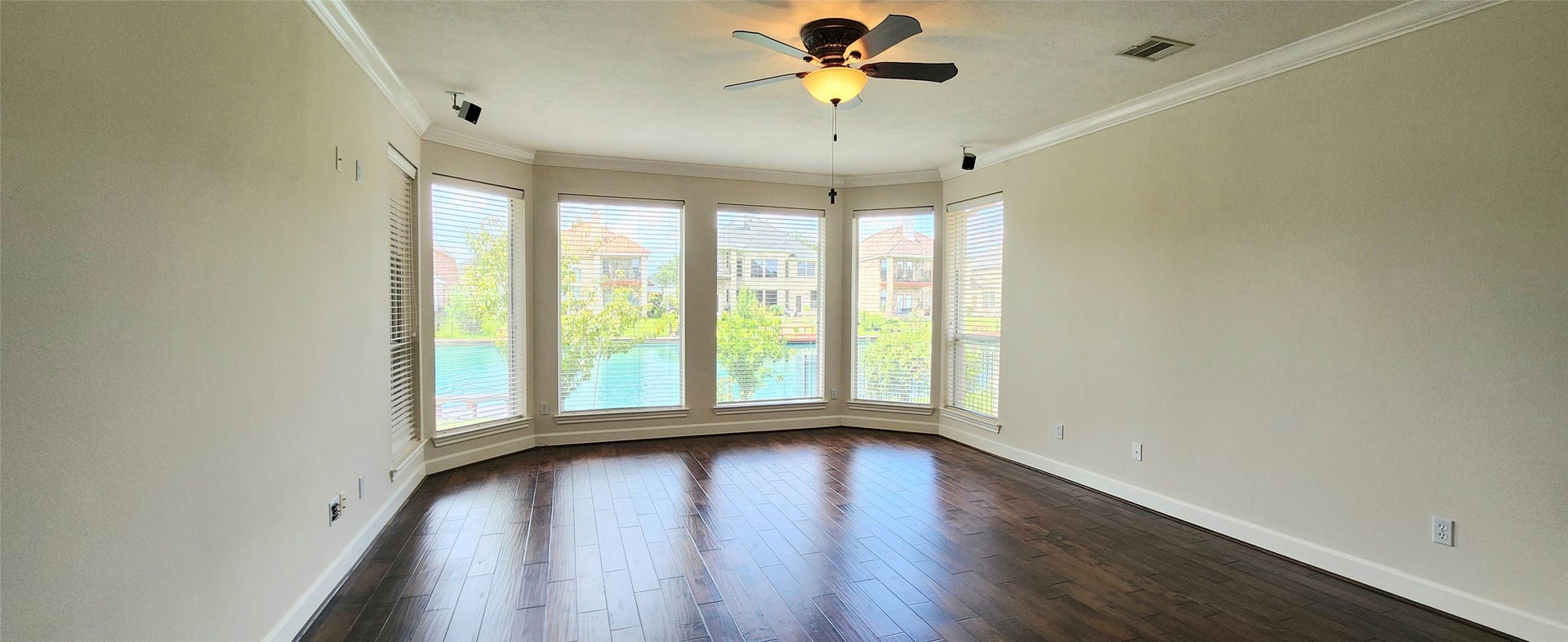 14330 Dunrobin Way, Sugar Land, TX 77498 The downstairs primary bedroom