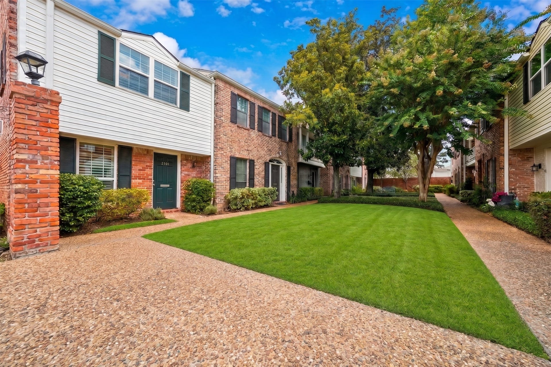 2501 Tarrytown Mall, #72, Houston, TX 77057 Welcome home to this classic brick end-unit townhome in the heart of the Galleria in Briargrove.