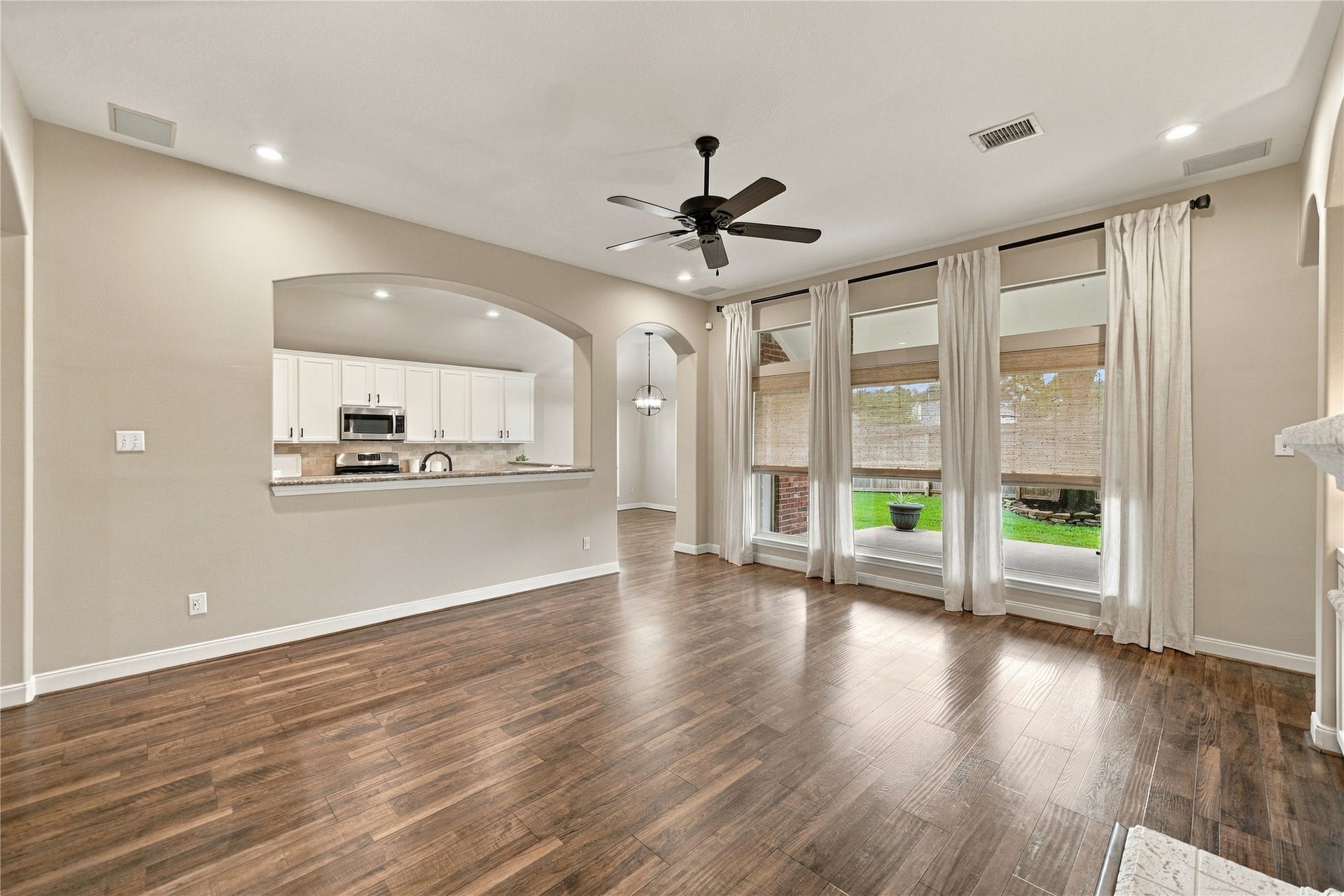 23706 Indian Hills Way, Katy, TX 77494 The open-concept family room is conveniently situated adjacent to the kitchen, making it easy to visit with family and friends while preparing meals. The large windows provide abundant natural light and lovely views of the backyard!