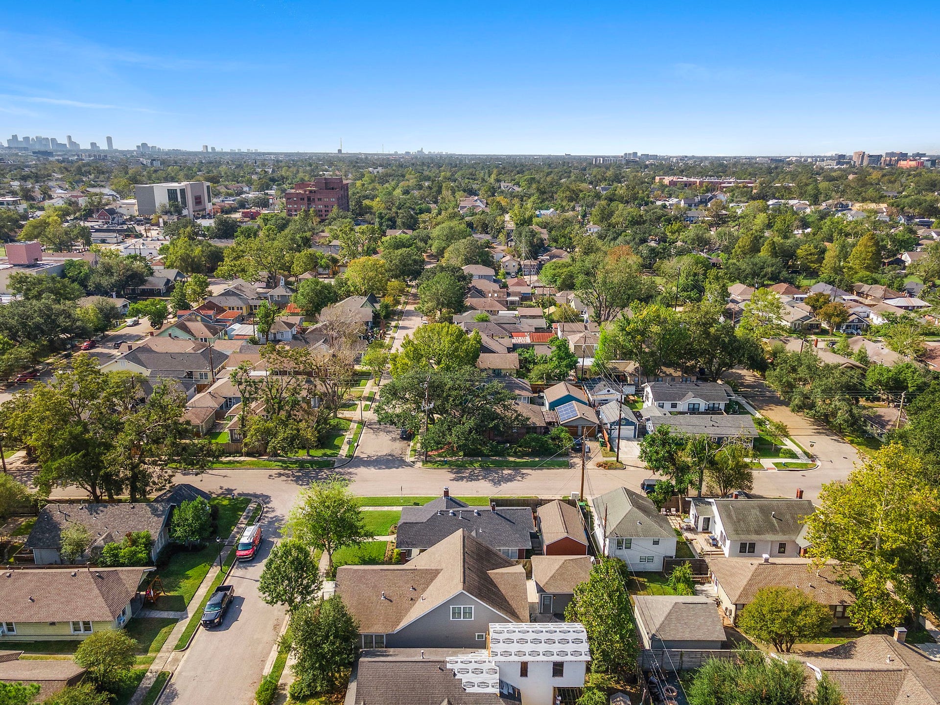 931 W Cottage Street, Houston, TX 77009 Walking distance to all of the hot spots on Studewood Street!