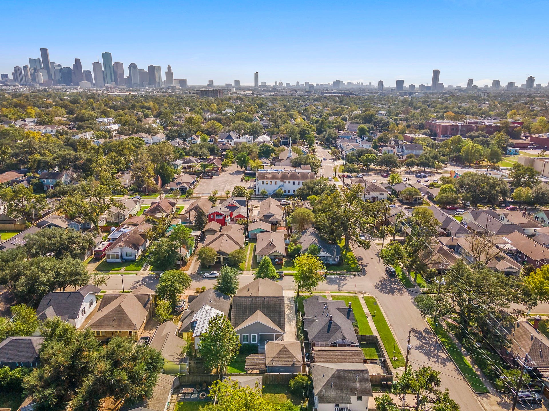 931 W Cottage Street, Houston, TX 77009 Easy access to all Houston neighborhoods with clear shots of downtown, the med center, and the Galleria.