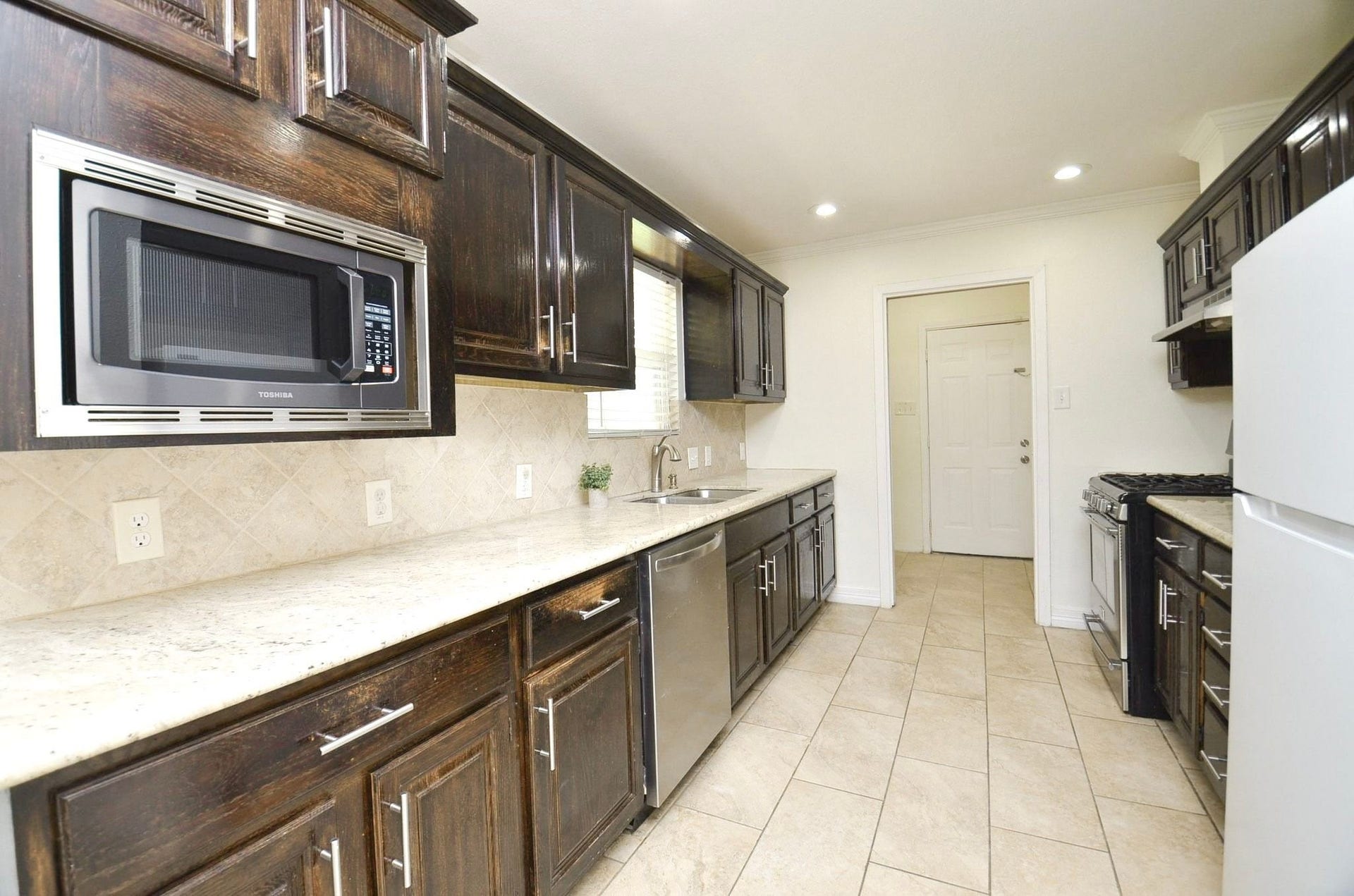 5515 Saxon Drive, Houston, TX 77092 Cook up your favorite meals in this spacious kitchen.