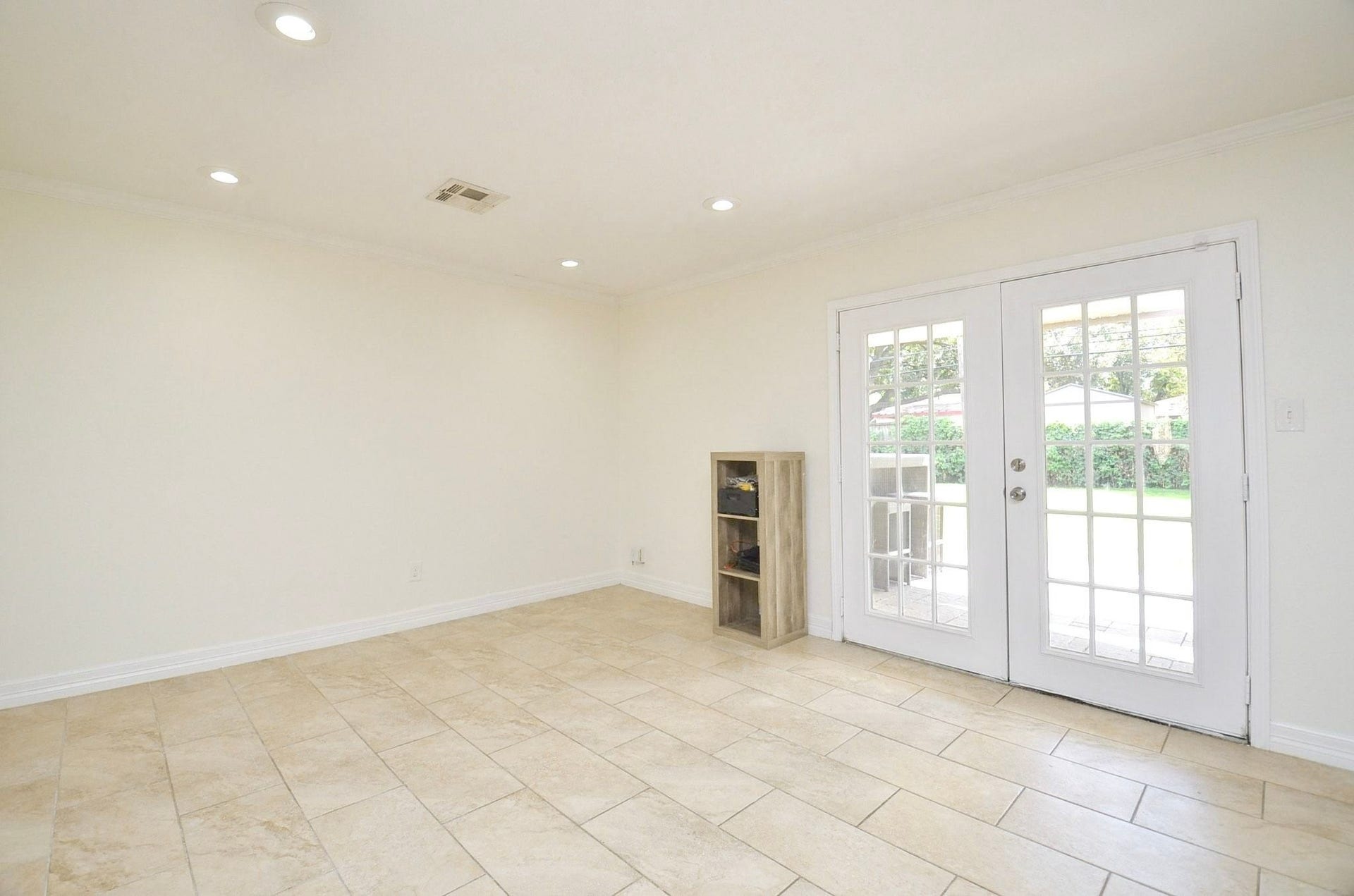 5515 Saxon Drive, Houston, TX 77092 Kitchen/dining combination with french doors that open to backyard oasis.