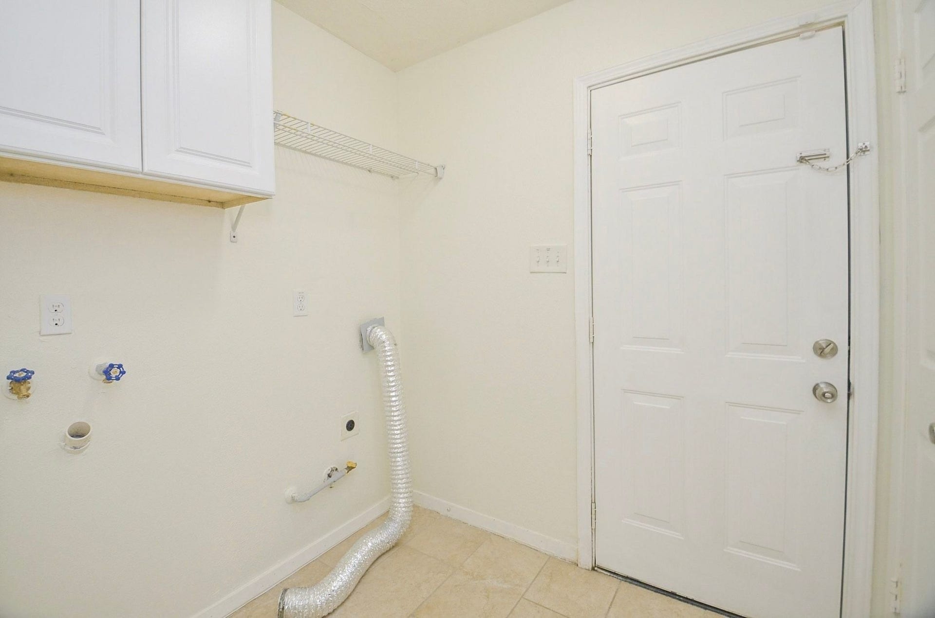 5515 Saxon Drive, Houston, TX 77092 Laundry area is located adjacent the kitchen.