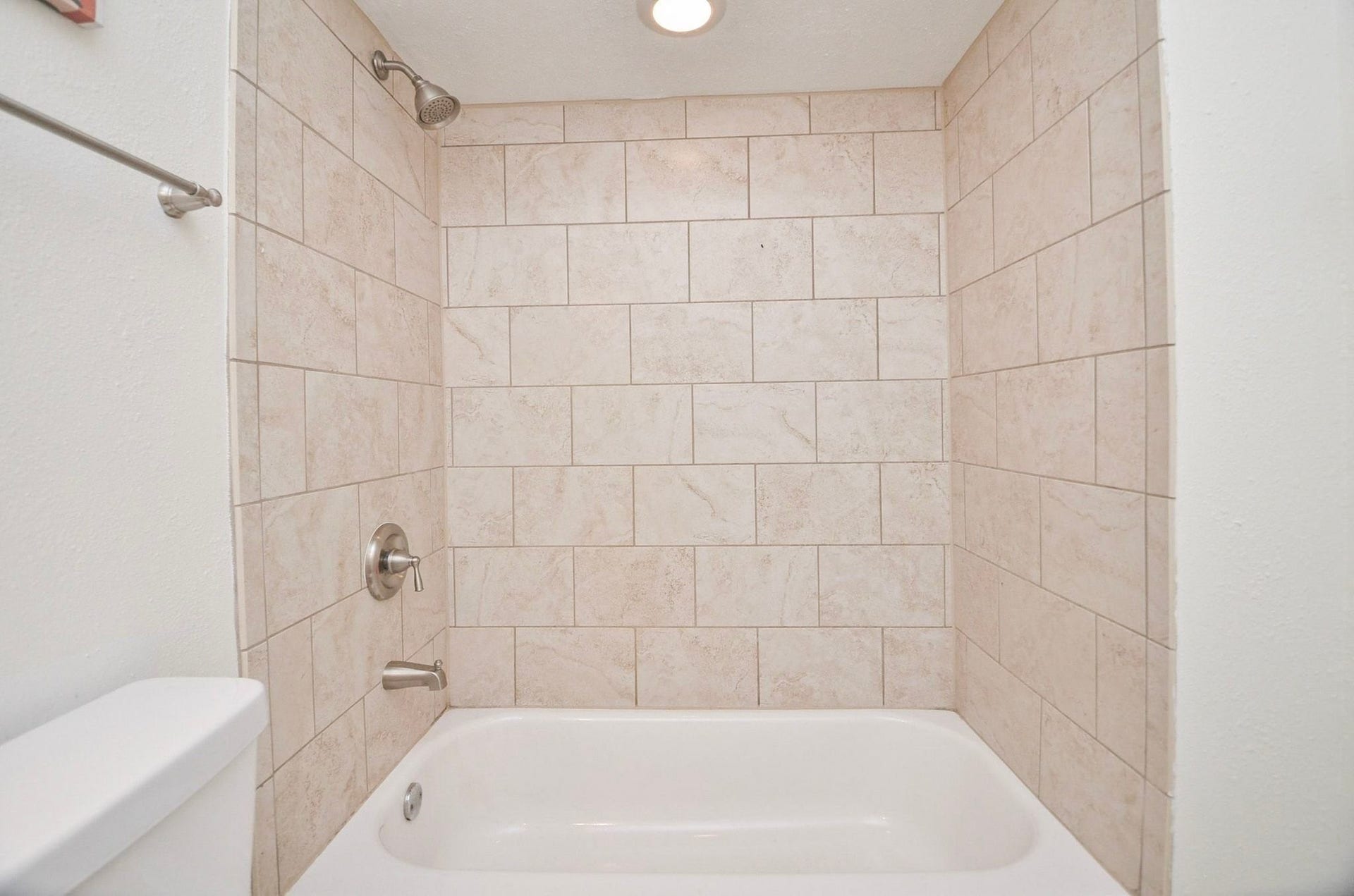 5515 Saxon Drive, Houston, TX 77092 Tiled tub/shower combination.