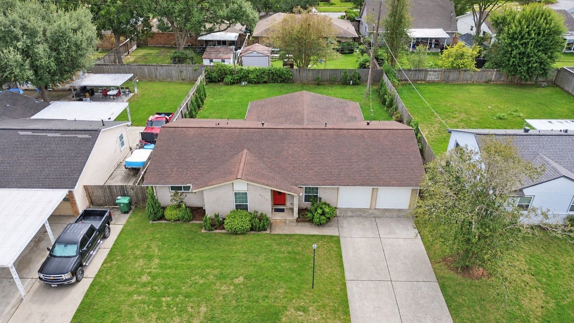 5515 Saxon Drive, Houston, TX 77092 Saxon has double wide driveway and dual garage doors with separate motors.