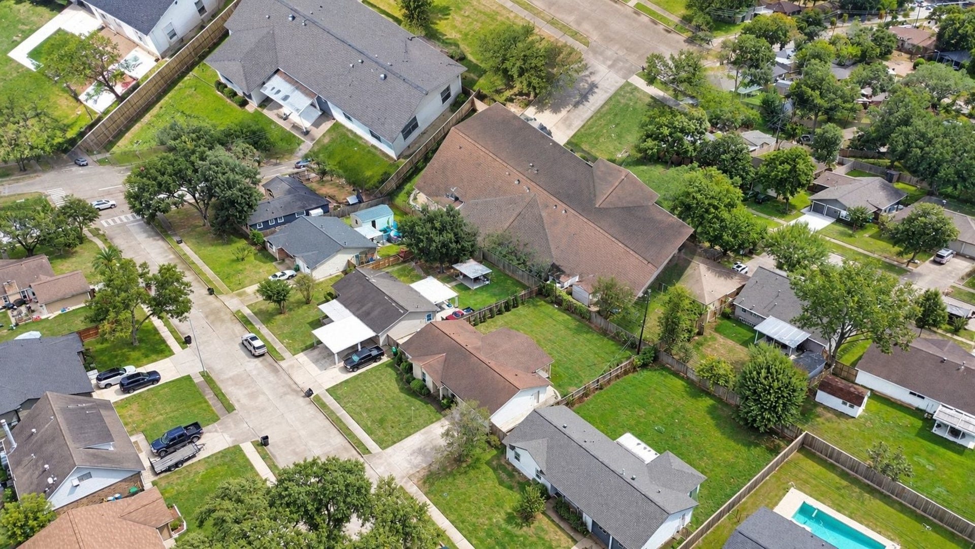 5515 Saxon Drive, Houston, TX 77092 Saxon Drive is minutes from Downtown, Uptown and Energy corridor.