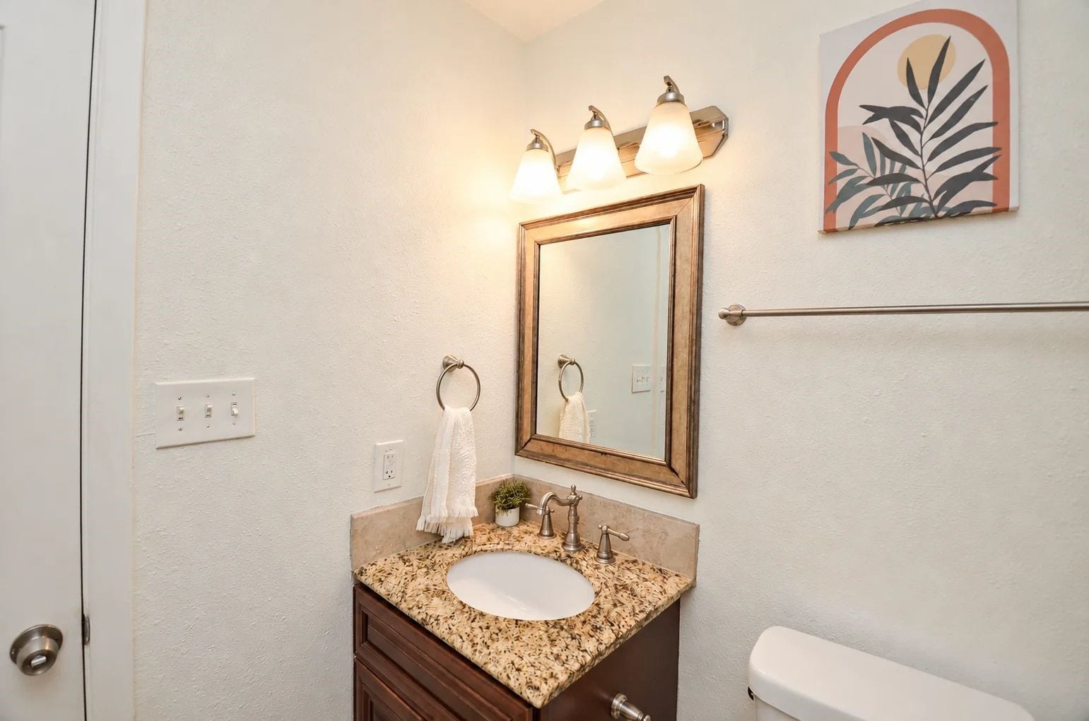 5515 Saxon Drive, Houston, TX 77092 Hallway bathroom.