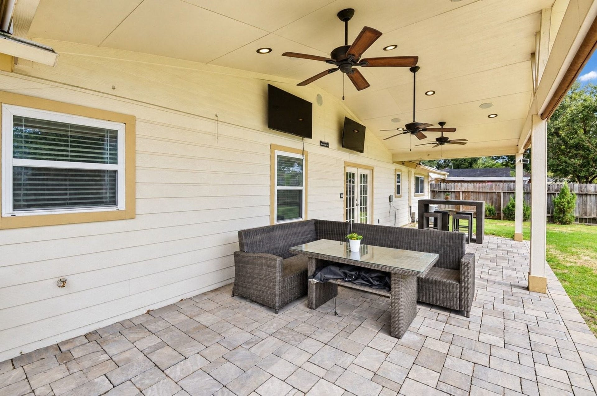 5515 Saxon Drive, Houston, TX 77092 Check out the space back here!