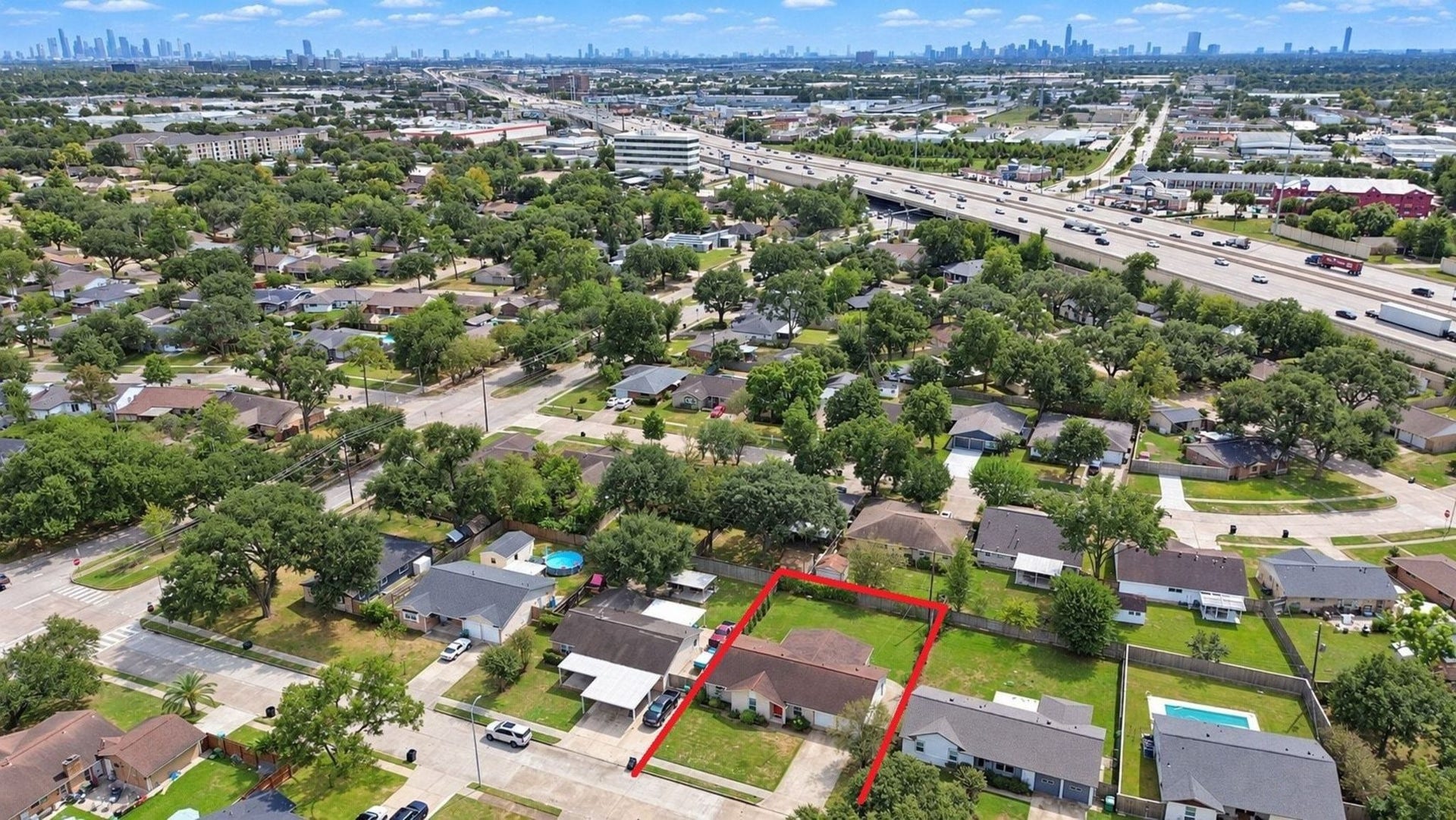 5515 Saxon Drive, Houston, TX 77092 Skip the commute and call 5515 Saxon your NEW home!