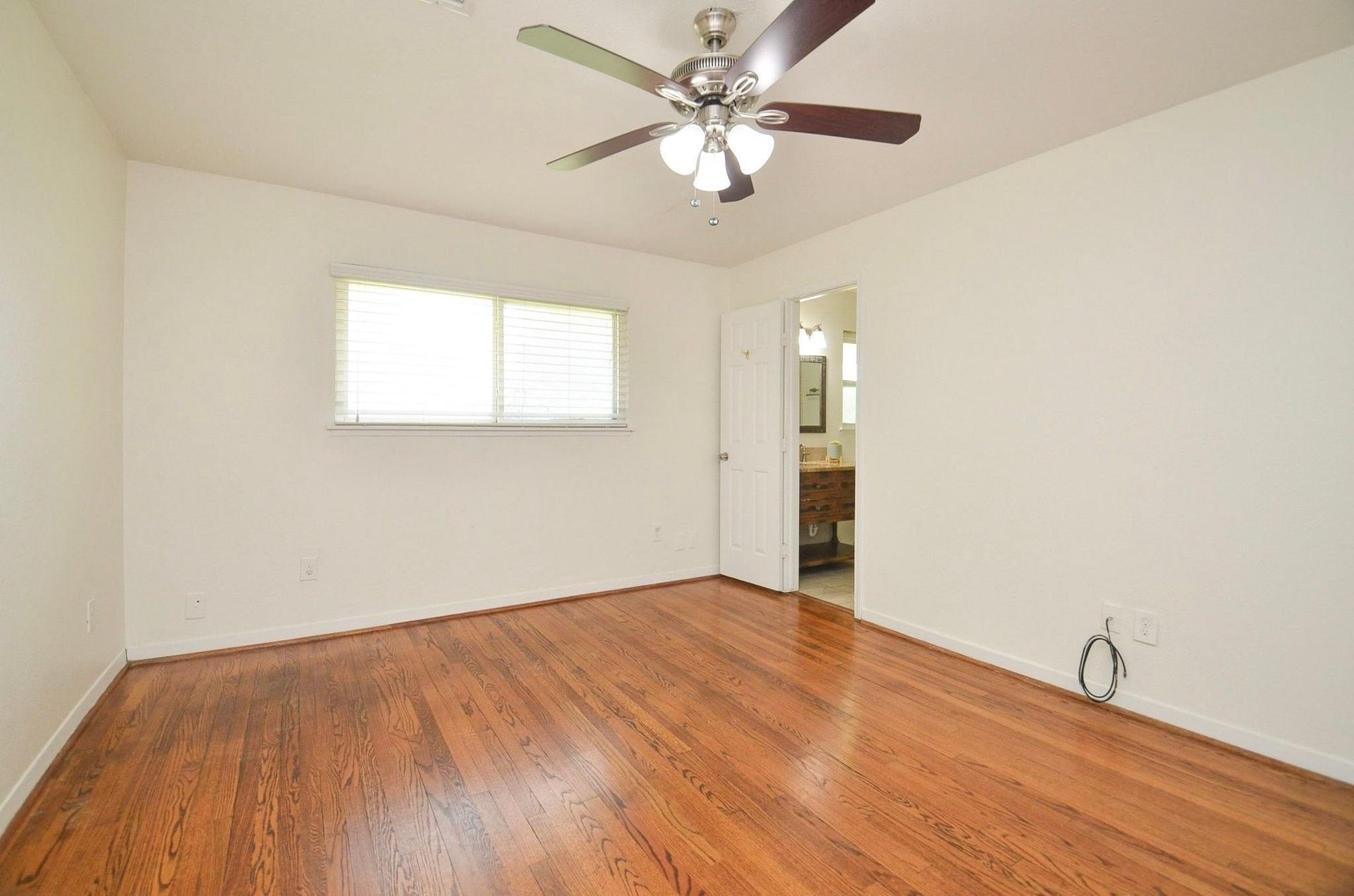 5515 Saxon Drive, Houston, TX 77092 Primary bedroom.