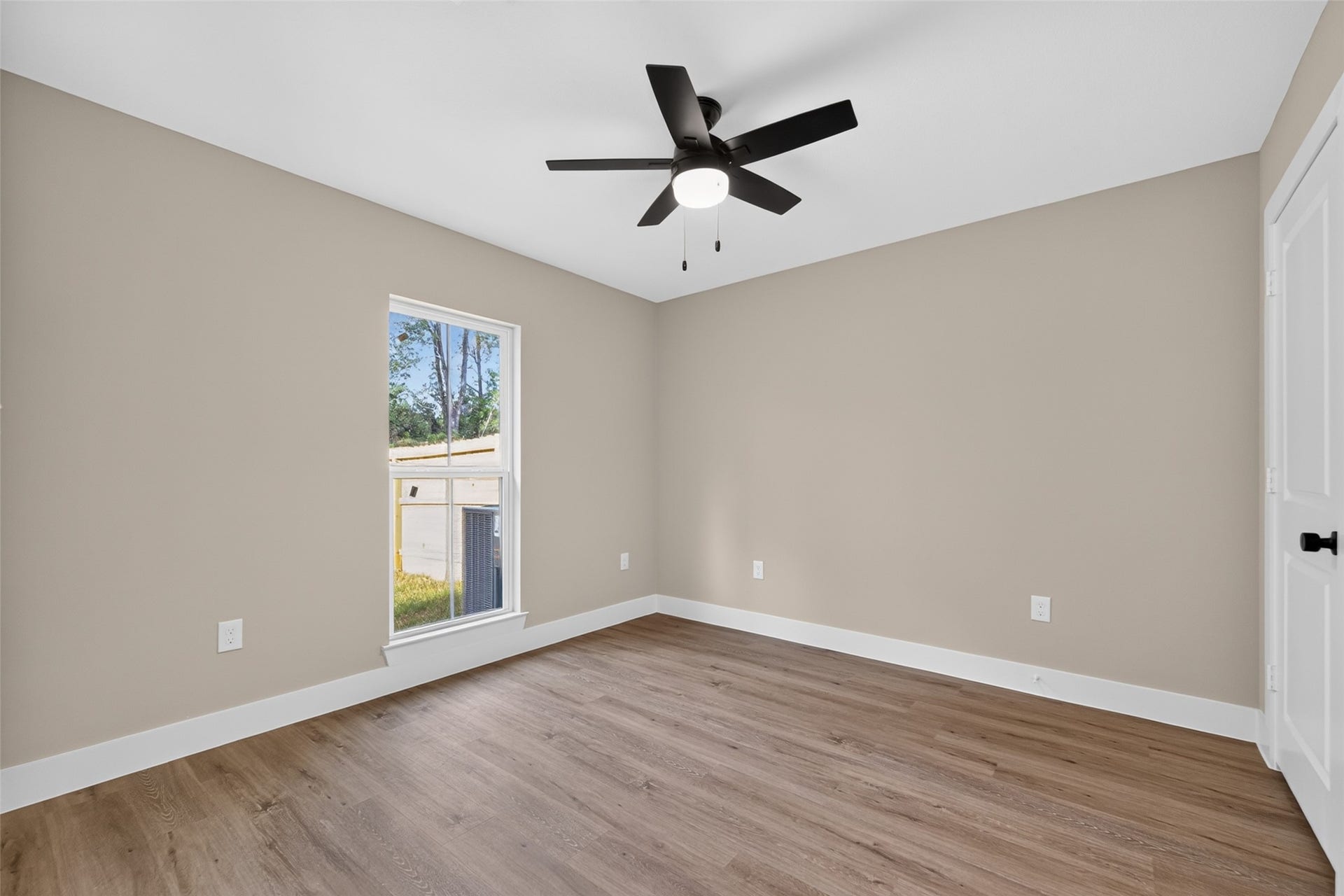 1060 Mann Road, #B, Conroe, TX 77303 Second bedroom.