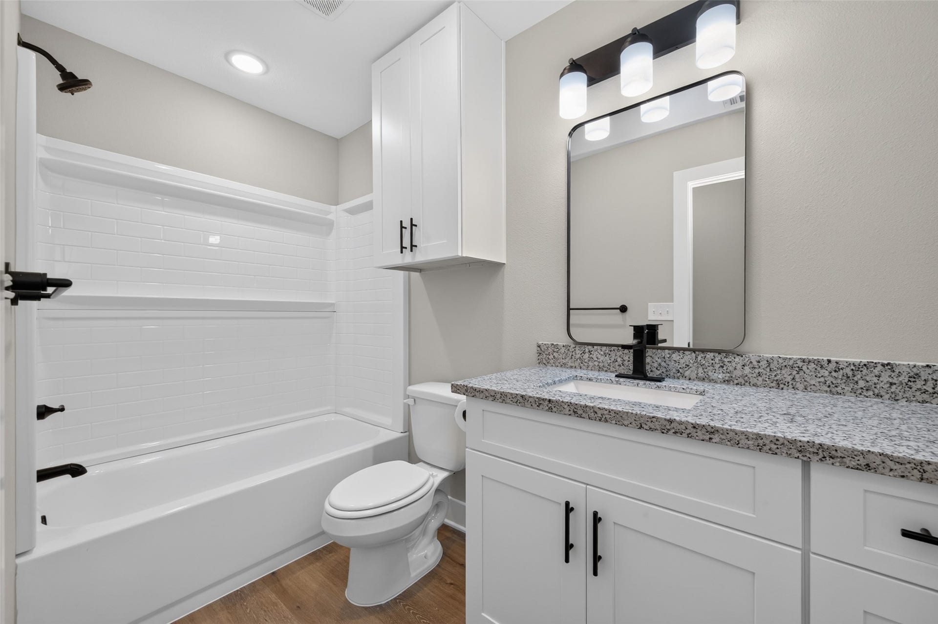 1060 Mann Road, #B, Conroe, TX 77303 Second bathroom with shower/tub combo.