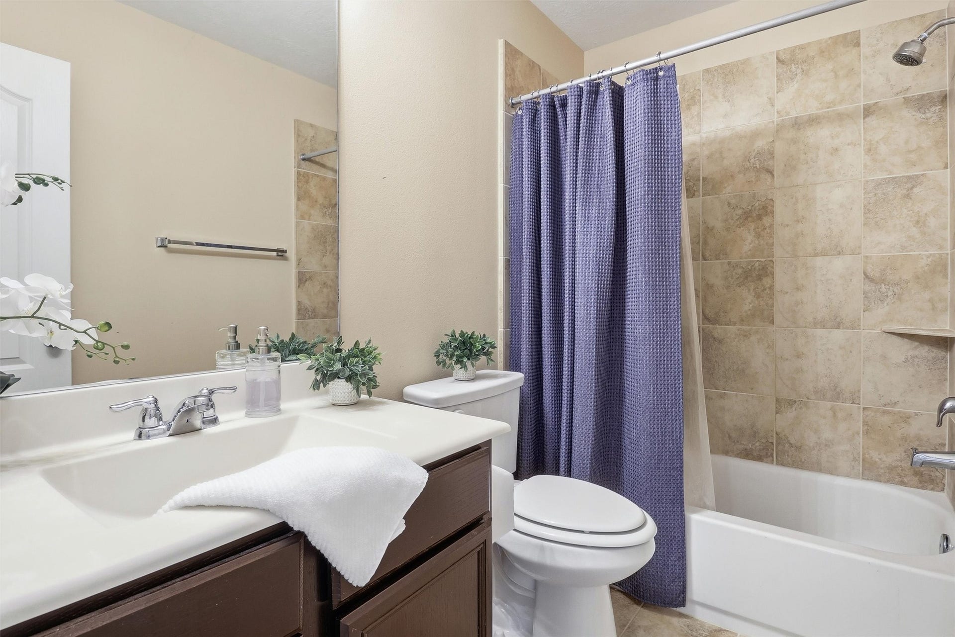 3219 Cotton Ranch Drive, Katy, TX 77494 A full secondary bathroom upstairs includes a large vanity, durable finishes, and a tub/shower combination for family and guests.