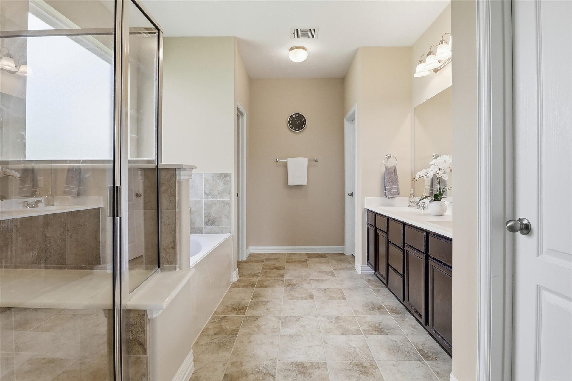 3219 Cotton Ranch Drive, Katy, TX 77494 Designed as a true extension of the primary suite, this spacious ensuite combines generous proportions with timeless finishes to create a relaxing, spa-inspired retreat.