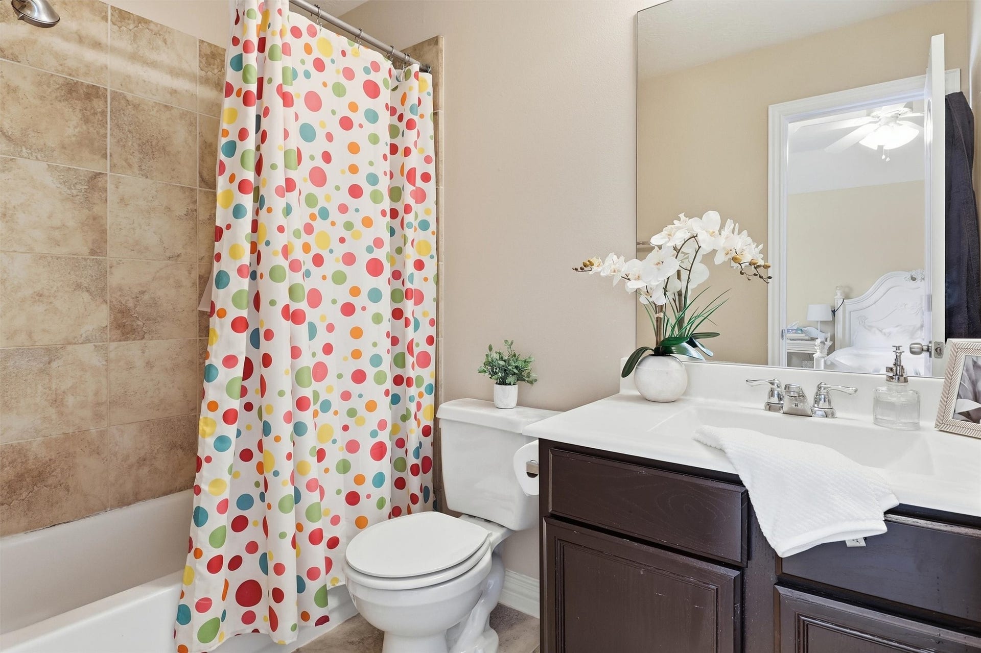 3219 Cotton Ranch Drive, Katy, TX 77494 The additional full bathroom serves the upstairs bedrooms with a spacious vanity and classic finishes.