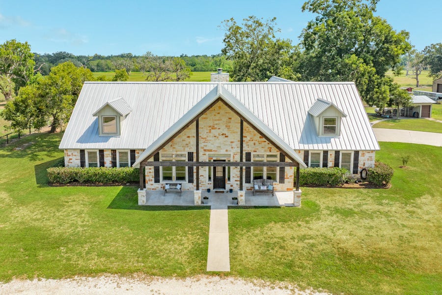 Property photo for 620 Brit Baily Blvd, Angleton, TX