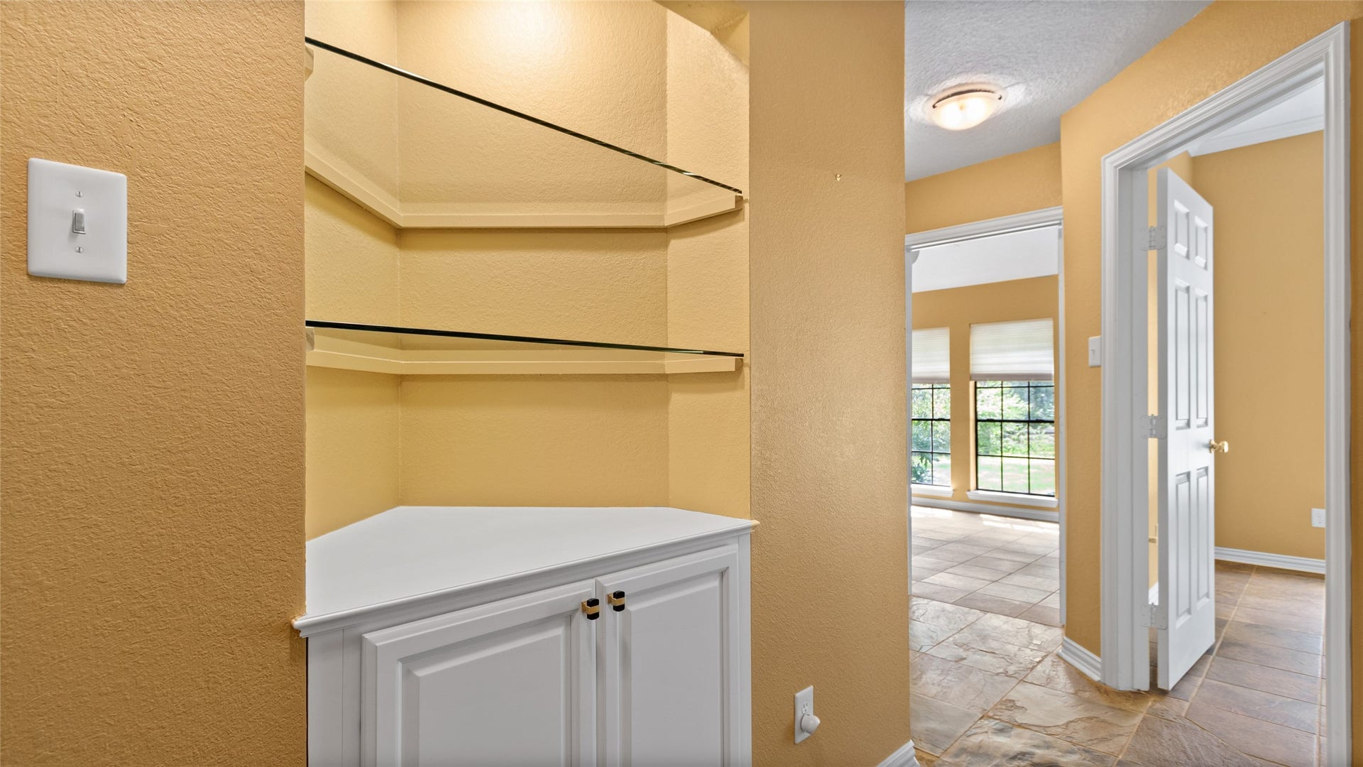 97 Avenue J, Dickinson, TX 77539 Custom built ins throughout the home