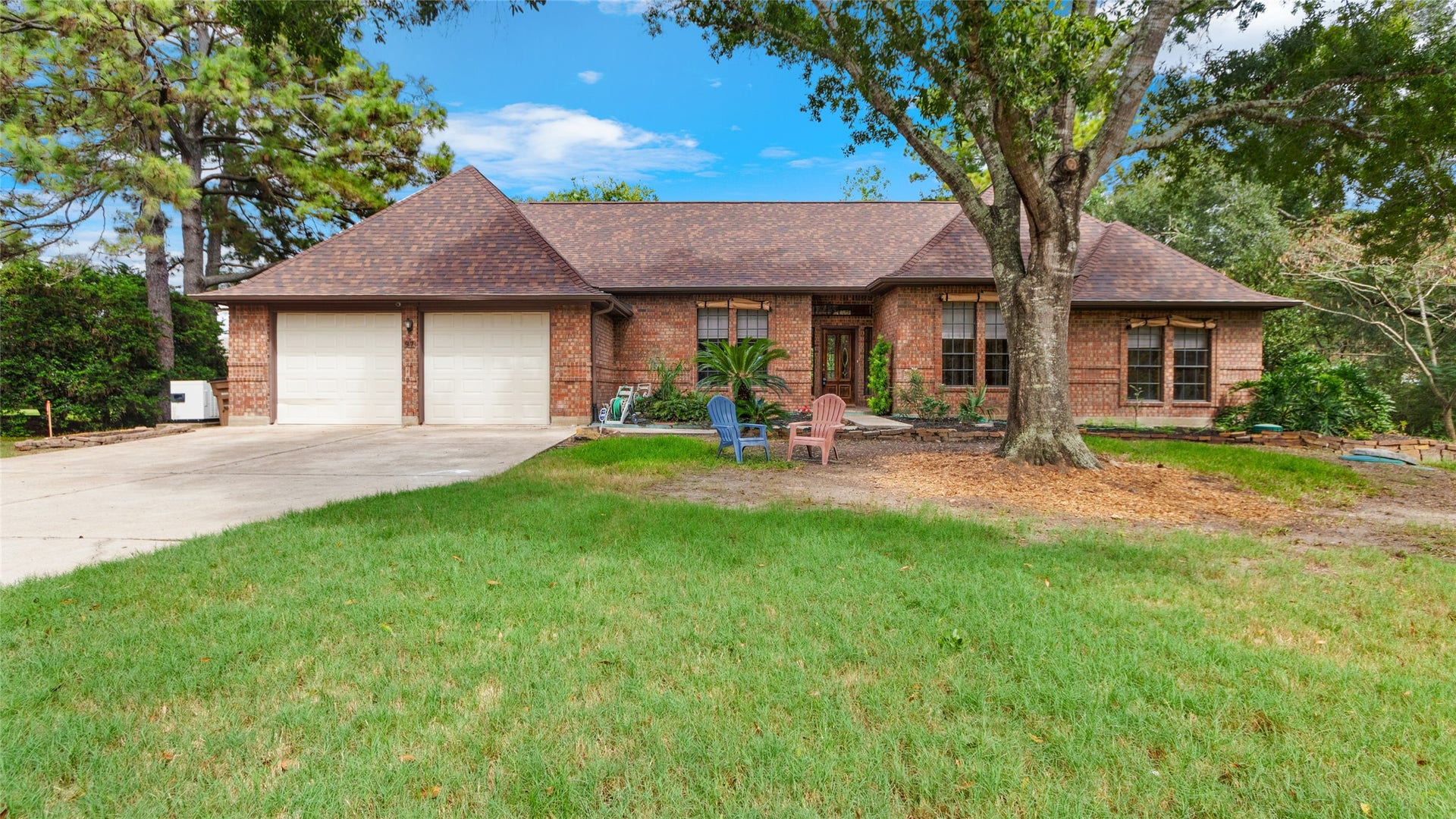 97 Avenue J, Dickinson, TX 77539 Located on a private access, this home gives total privacy and seclusion