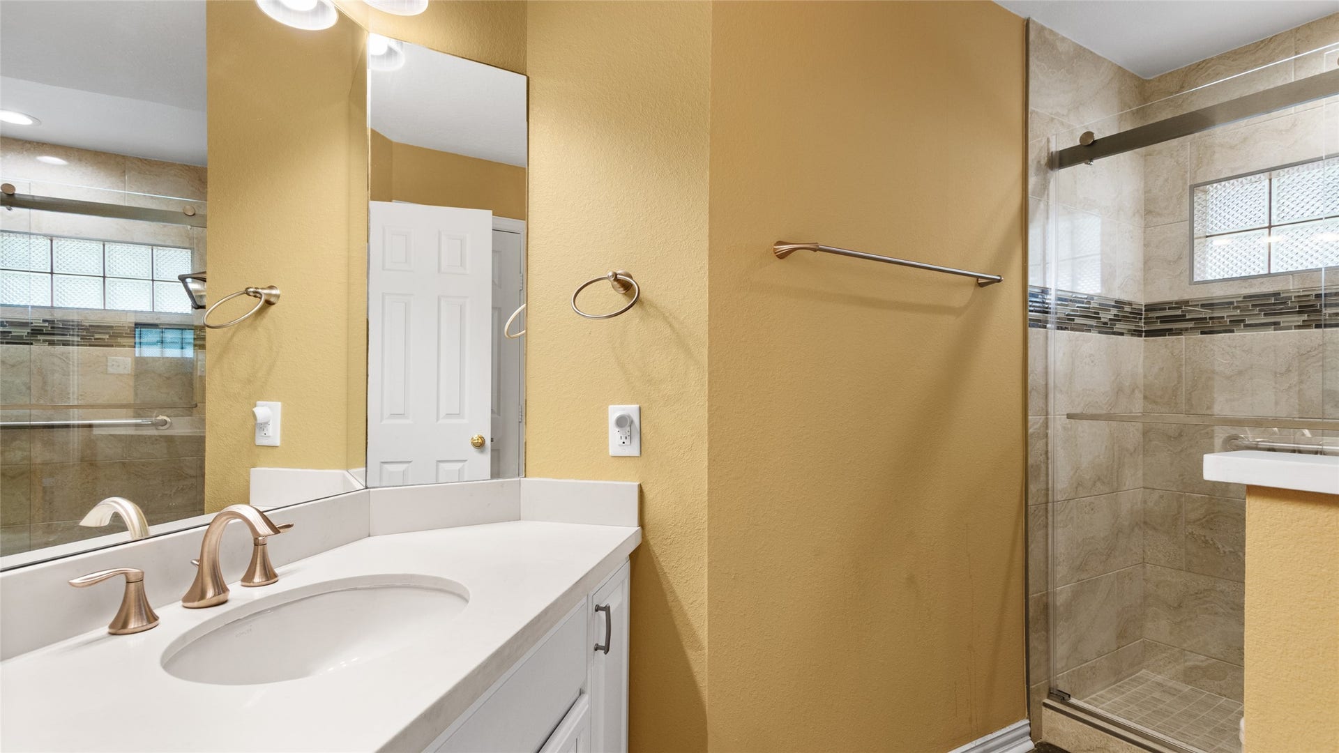 97 Avenue J, Dickinson, TX 77539 Guest bath
