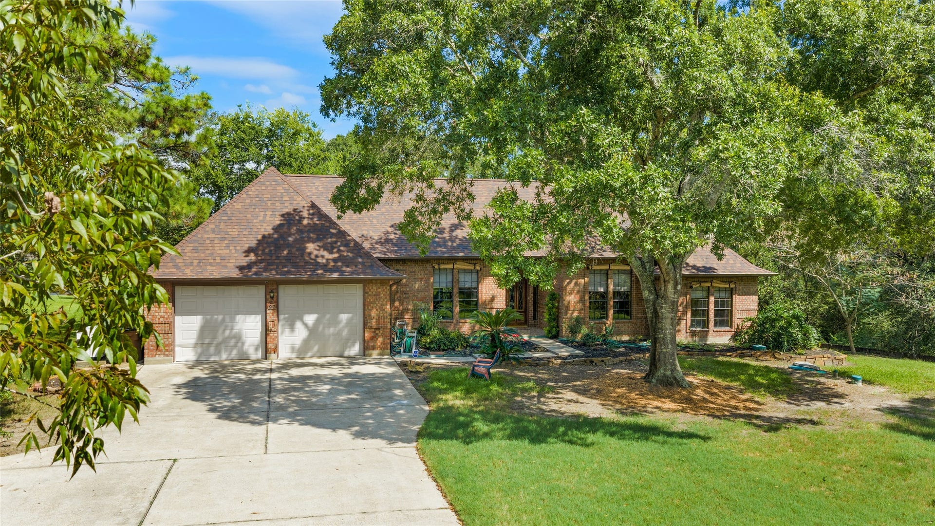 97 Avenue J, Dickinson, TX 77539 Nestled on Dickinson Bayou, this exceptional property boasts an impressive 150 fT of bayou frontage, offering breathtaking water views and the ultimate coastal lifestyle.