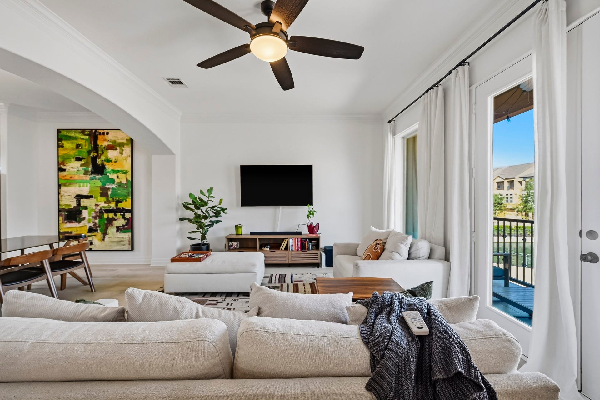 11009 Upland Forest Drive, Houston, TX 77043 Elegant living area with abundant natural light, featuring a cozy seating arrangement, and stylish dcor. A large window offers a view of the outdoor space, enhancing the room's inviting atmosphere.