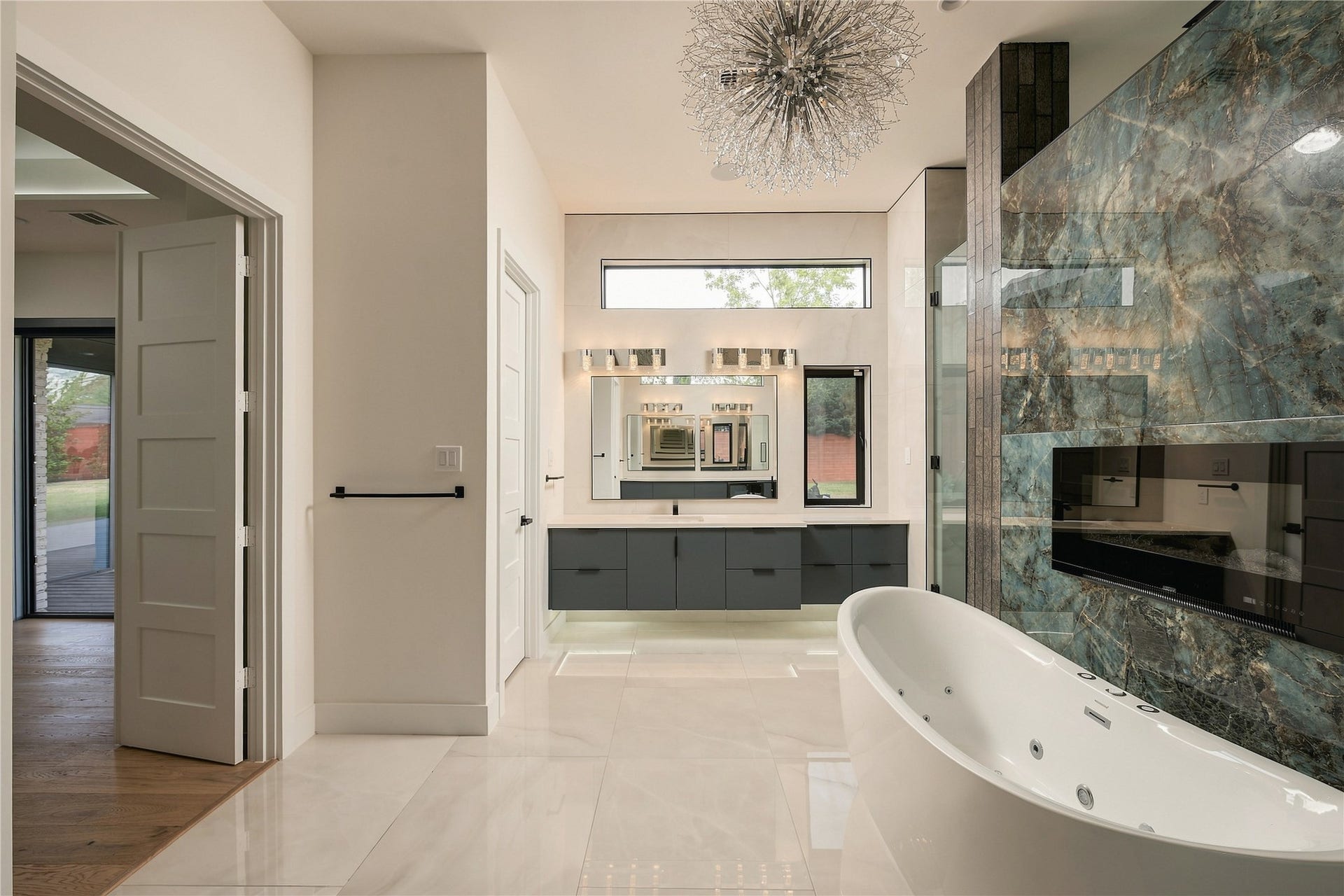 2510 Underwood Street, Houston, TX 77030 Primary Bathroom