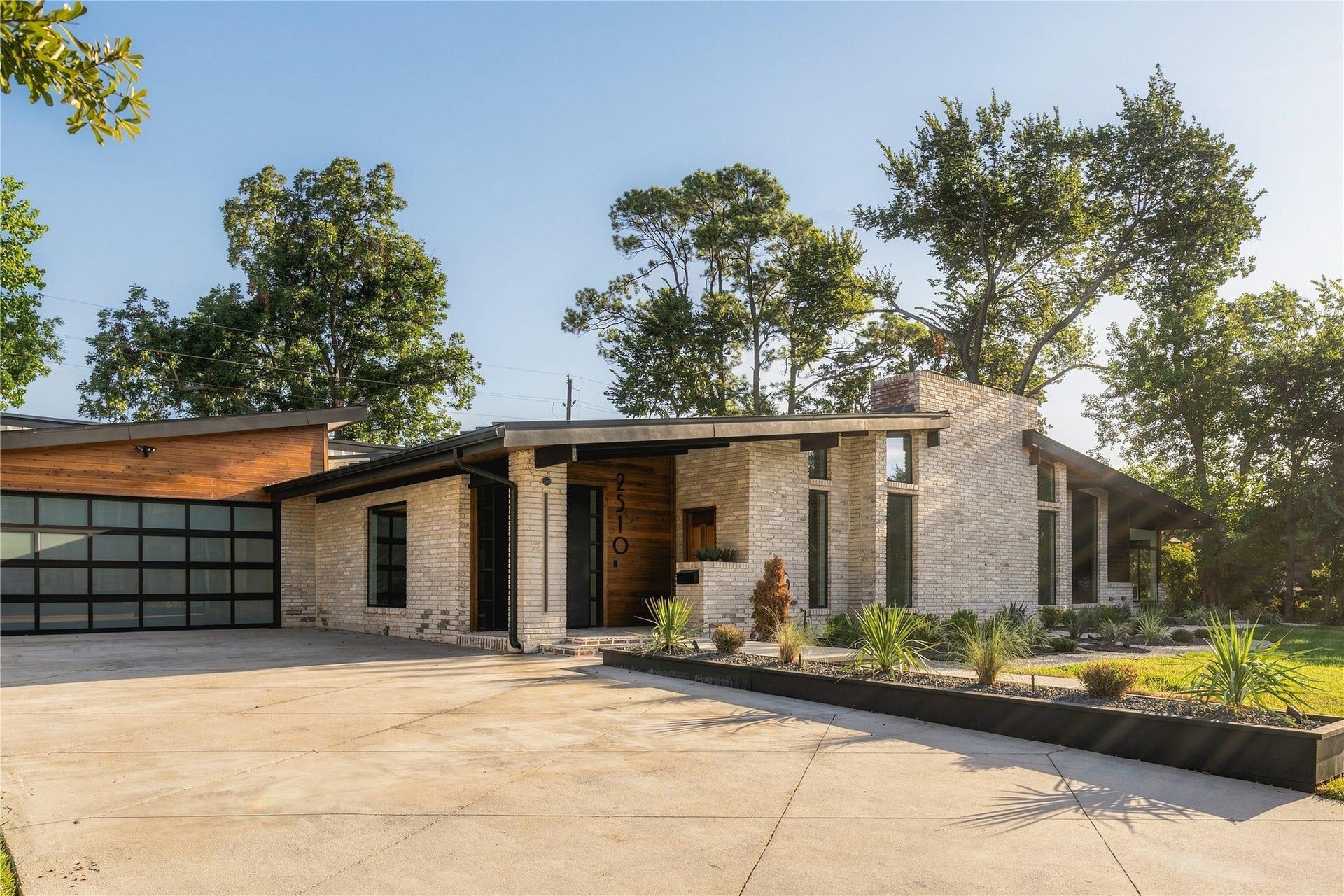 2510 Underwood Street, Houston, TX 77030 Welcome to The Mid Mod