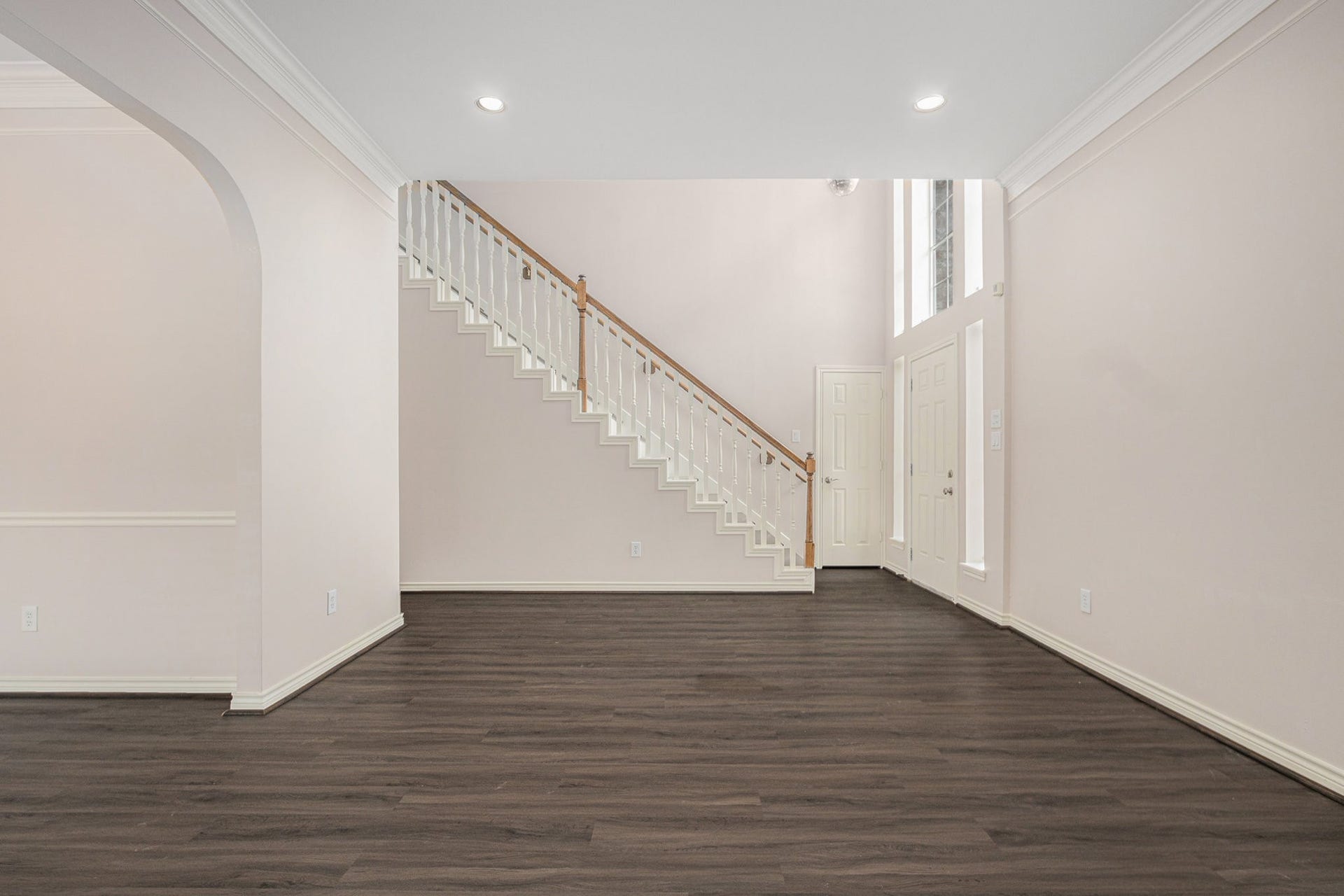 5001 Jackson Street, Houston, TX 77004 This spacious area features high ceilings and elegant wood flooring, with a beautiful staircase leading to the upper level. Natural light flows through large windows, enhancing the entryways welcoming feel.