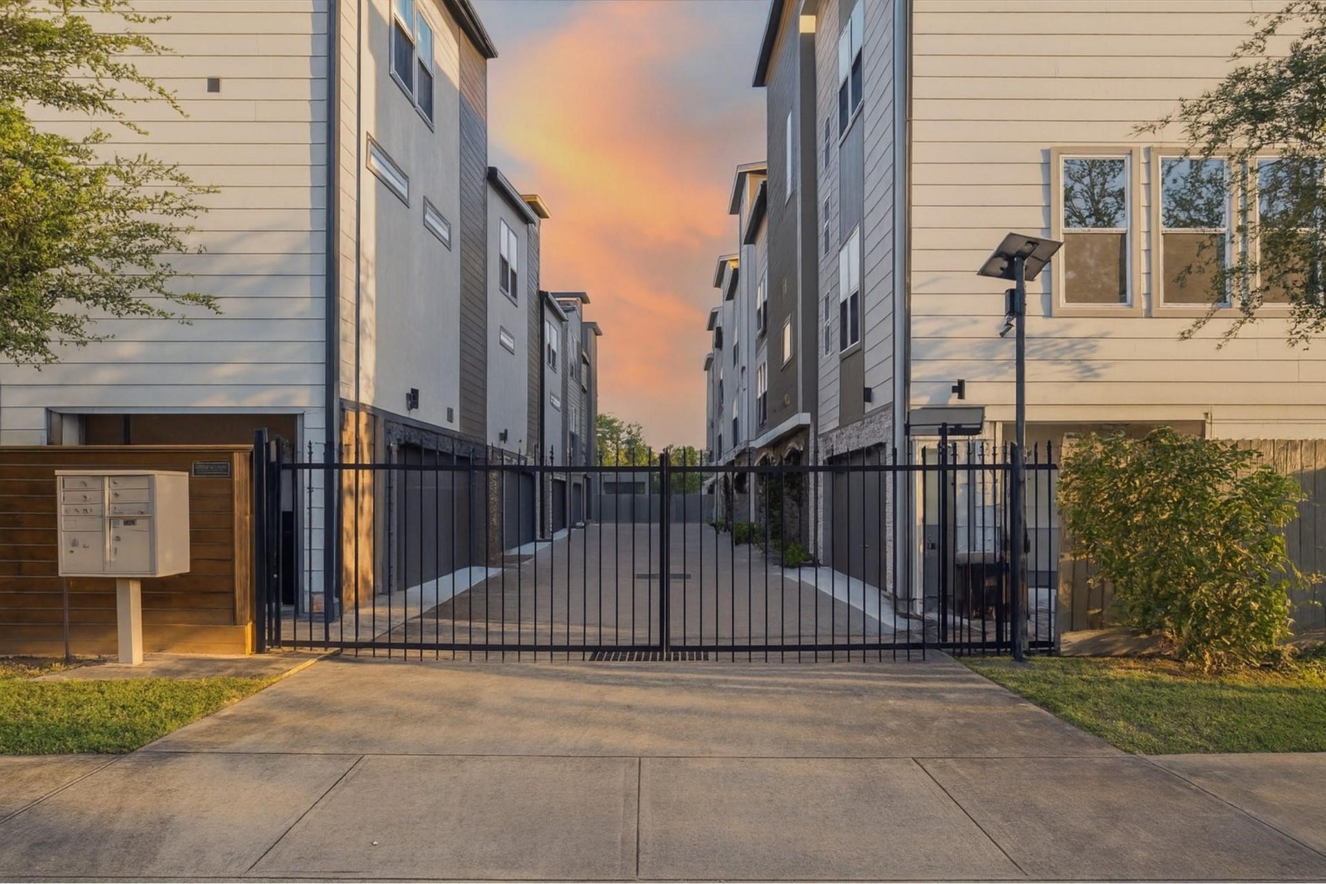 608 W 28th Street, #B, Houston, TX 77008 LOCATION LOCATION LOCATION! This "inner loop", gated enclave w/ NO HOA Fees, is sooo convenient to the 610 Loop making it easy to be anywhere in Houston in no time! Walking distance to the Heights HEB & Pharmacy, Houston Bark Park, endless restaurants, shops & all things "Heights"! Note the wide streets for tons of extra guest parking too! Double pane windows & commercial insulation make this property Super Quiet & efficient! NICE!