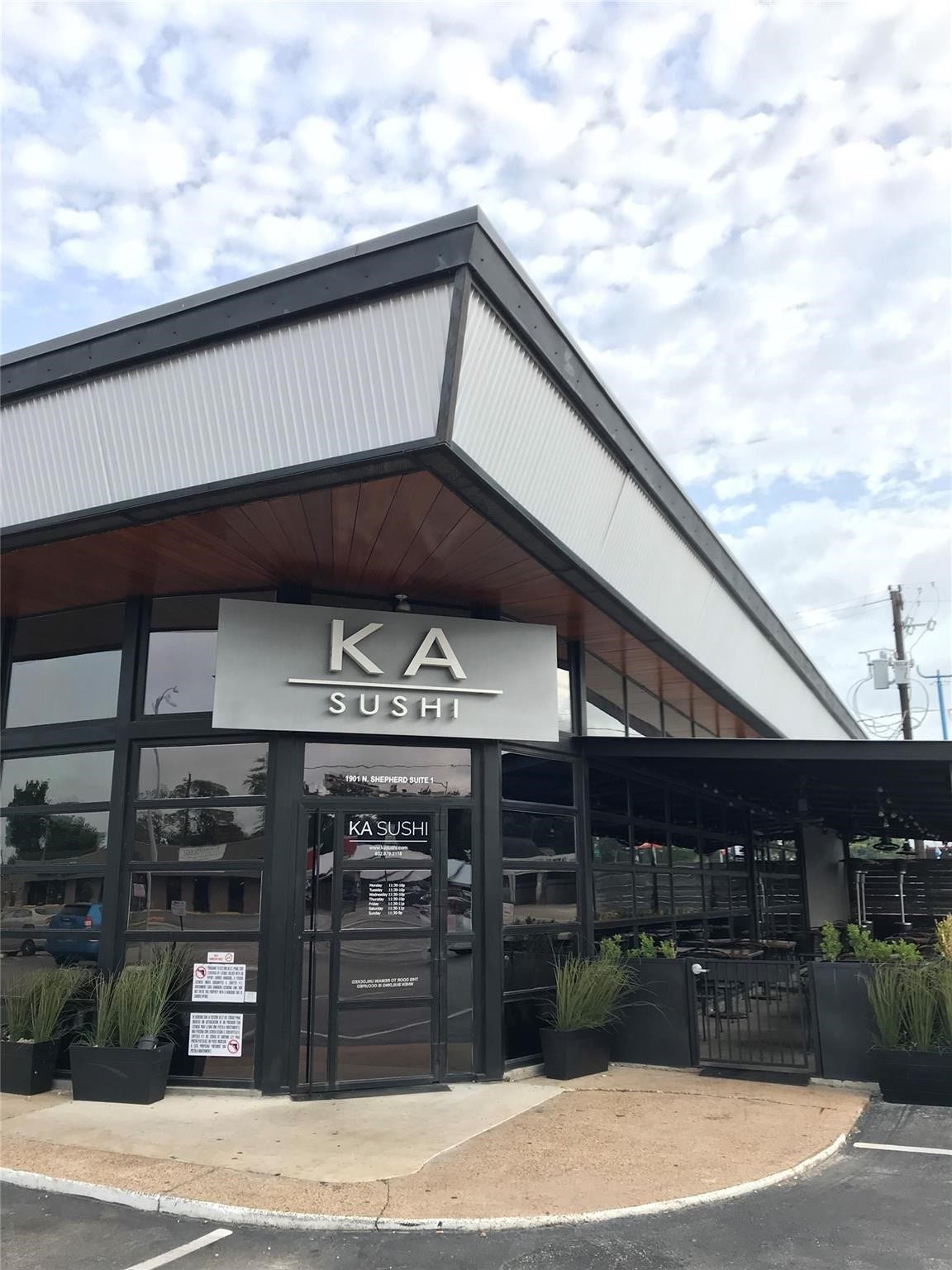 608 W 28th Street, #B, Houston, TX 77008 LOCATION LOCATION LOCATION! Come see why so many home owners and Heights residents LOVE this area of the Heights! Walk-ability to endless shops, restaurants like no other! Awesome & Convenient!