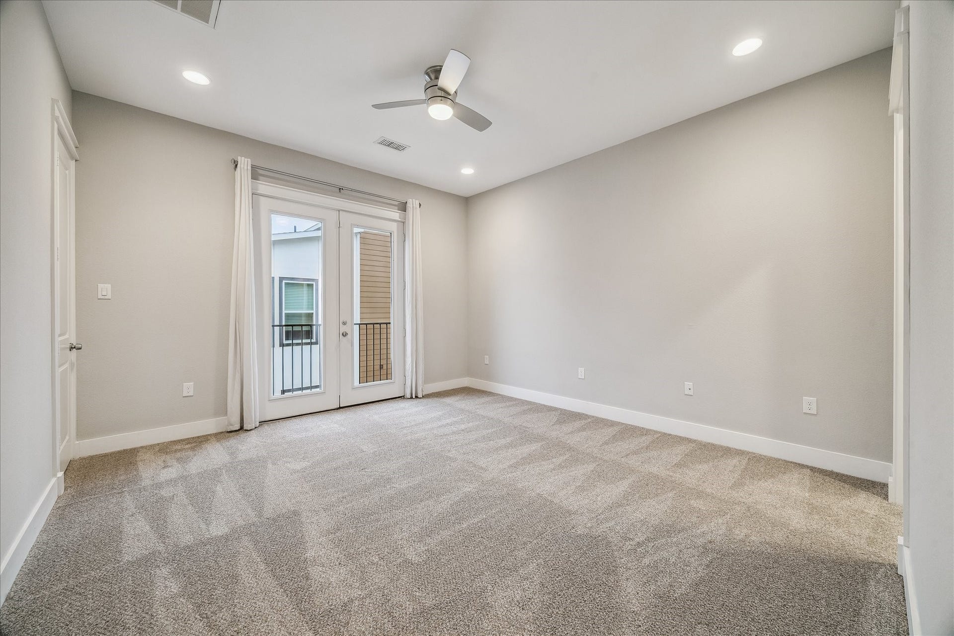 608 W 28th Street, #B, Houston, TX 77008 The Primary Retreat is fit for Royals, with enough space for a sitting area, you will enjoy 2 separate walk-in closets, Juliet Balcony, shear linen draperies and rod, hi-ceilings, brand new designer wool carpeting, 8 inch base boards and a lavish Master Bath you've been searching for! Ahhh!