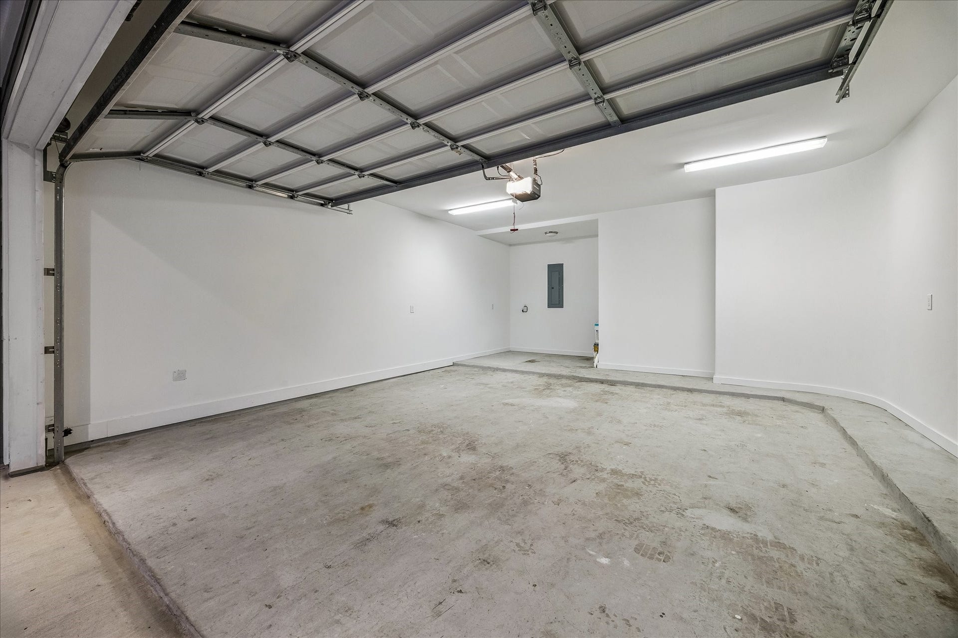 608 W 28th Street, #B, Houston, TX 77008 STOP! Check out the Bonus Space in the far corner of this rare oversized 2+ car garage boasting spacious side by side parking as well as Bonus Area for storing hobby gear such as bikes, kayaks, extra freezer, work bench or what ever you need! Garage floor is painted with an epoxy grade coating for garages. NICE!