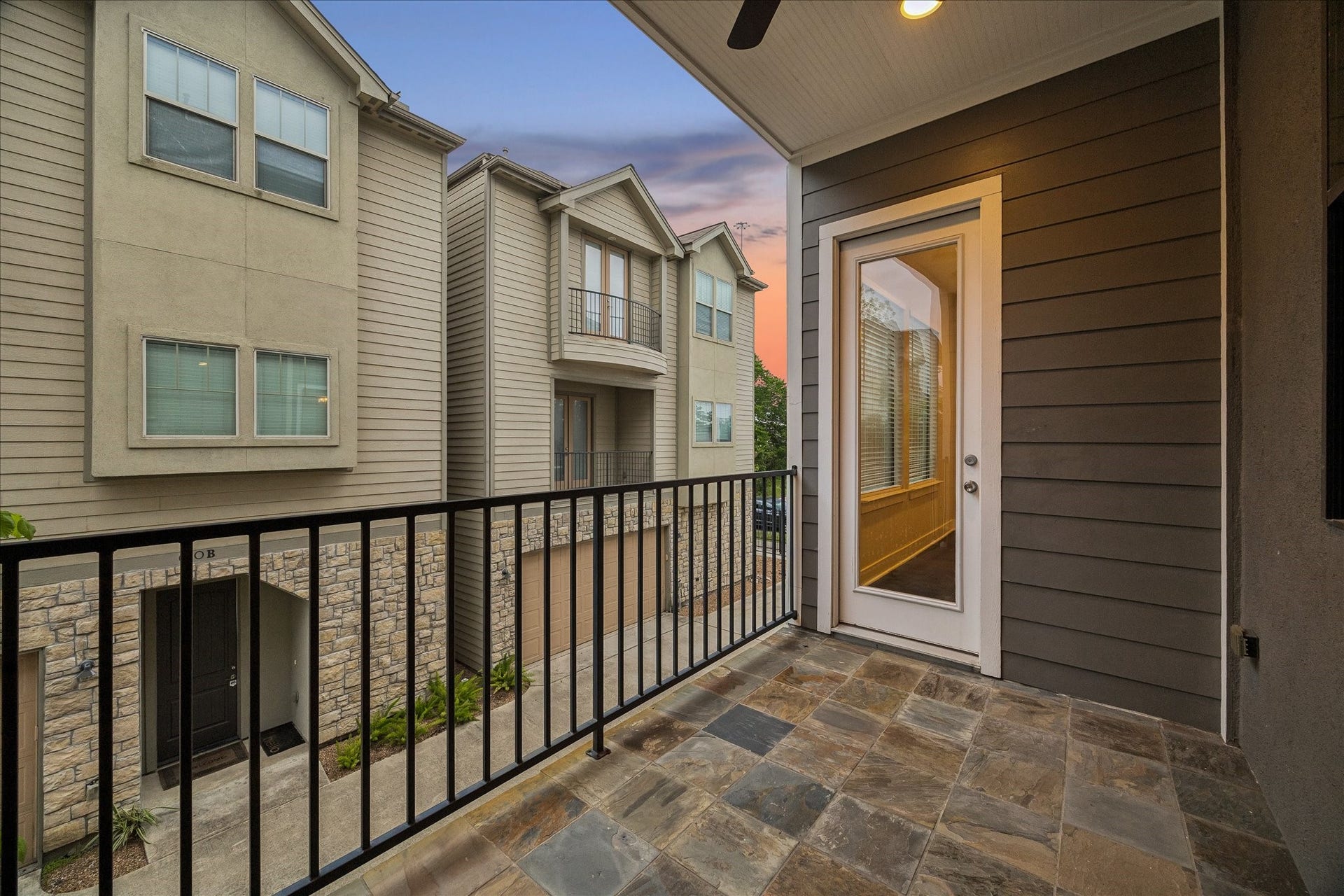 608 W 28th Street, #B, Houston, TX 77008 Nice! This second floor covered porch is the ideal spot to grilling or outdoor entertaining! Right off the Kitchen & Dining Room, special features include recessed lighting, outdoor ceiling fan, built-in gas line for grill, slate flooring, wrought iron railing and more!