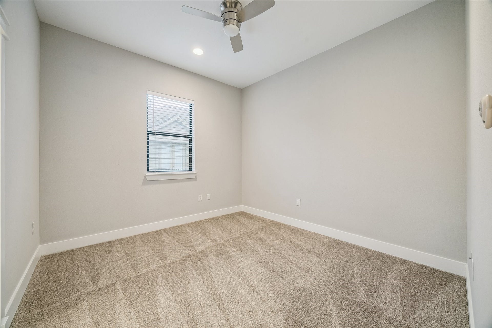 608 W 28th Street, #B, Houston, TX 77008 Each Guest Bedroom seems larger than the last and features brand new carpeting, ceiling fan, 8 inch base boards, custom blinds, recessed lighting, walk-in closet and a private in-suite bath! NICE DESIGN!