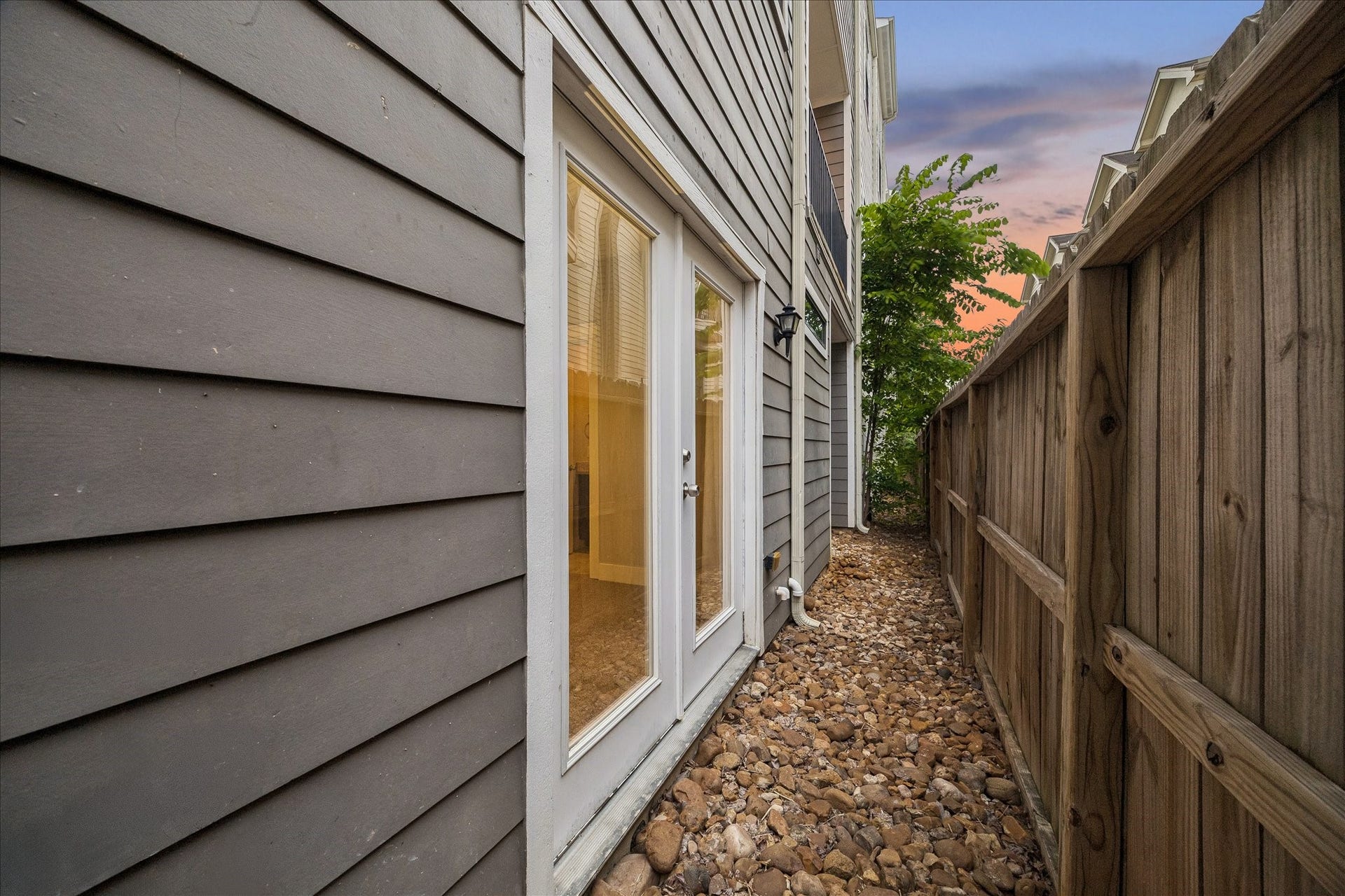 608 W 28th Street, #B, Houston, TX 77008 You own maintenance free back yard space with Bull River rock, irrigation drains, 7' cedar fence, and a covered space - ideal for Pets or Little Ones.
