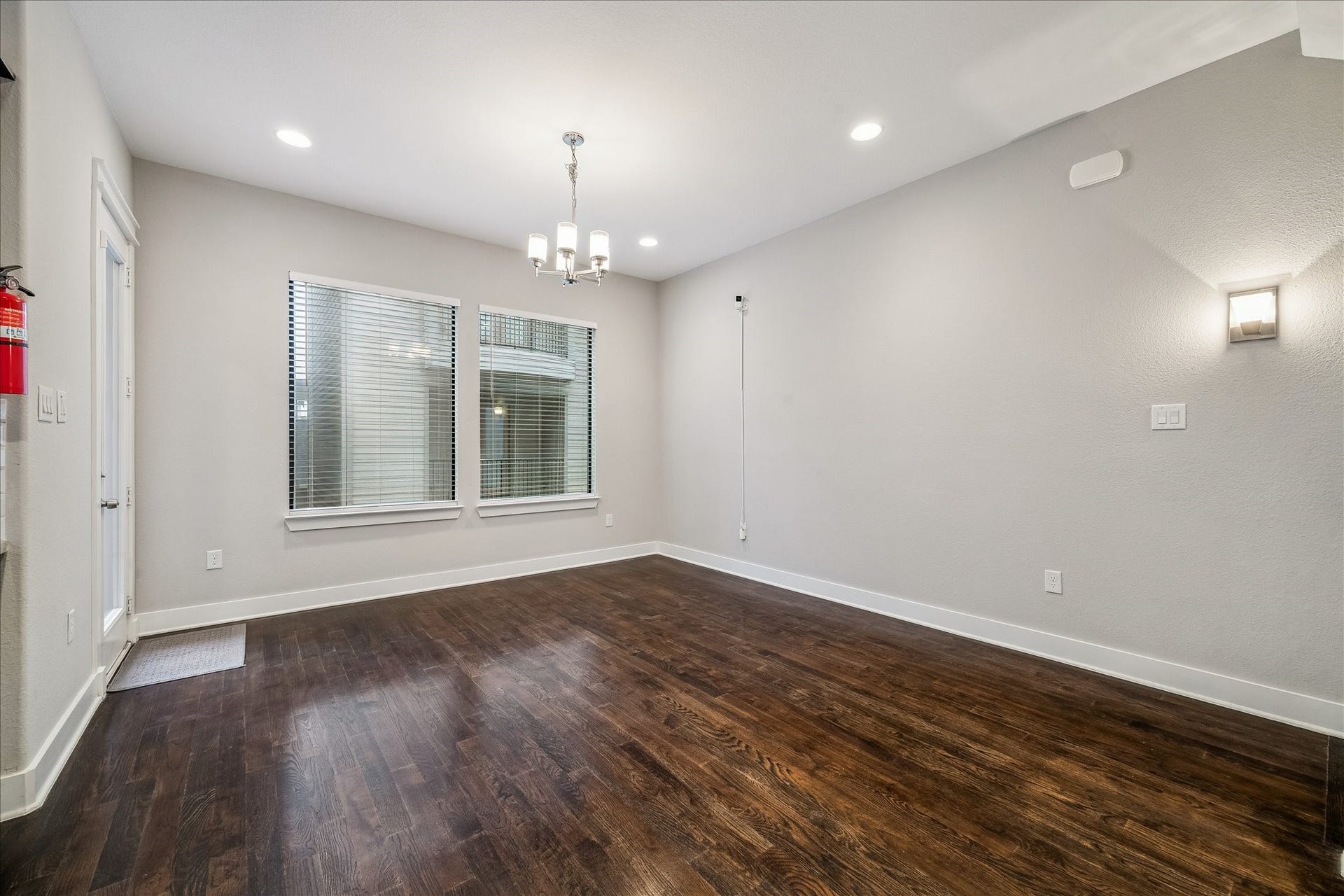 608 W 28th Street, #B, Houston, TX 77008 Spacious Formal Dining, off the open flowing Island Kitchen!