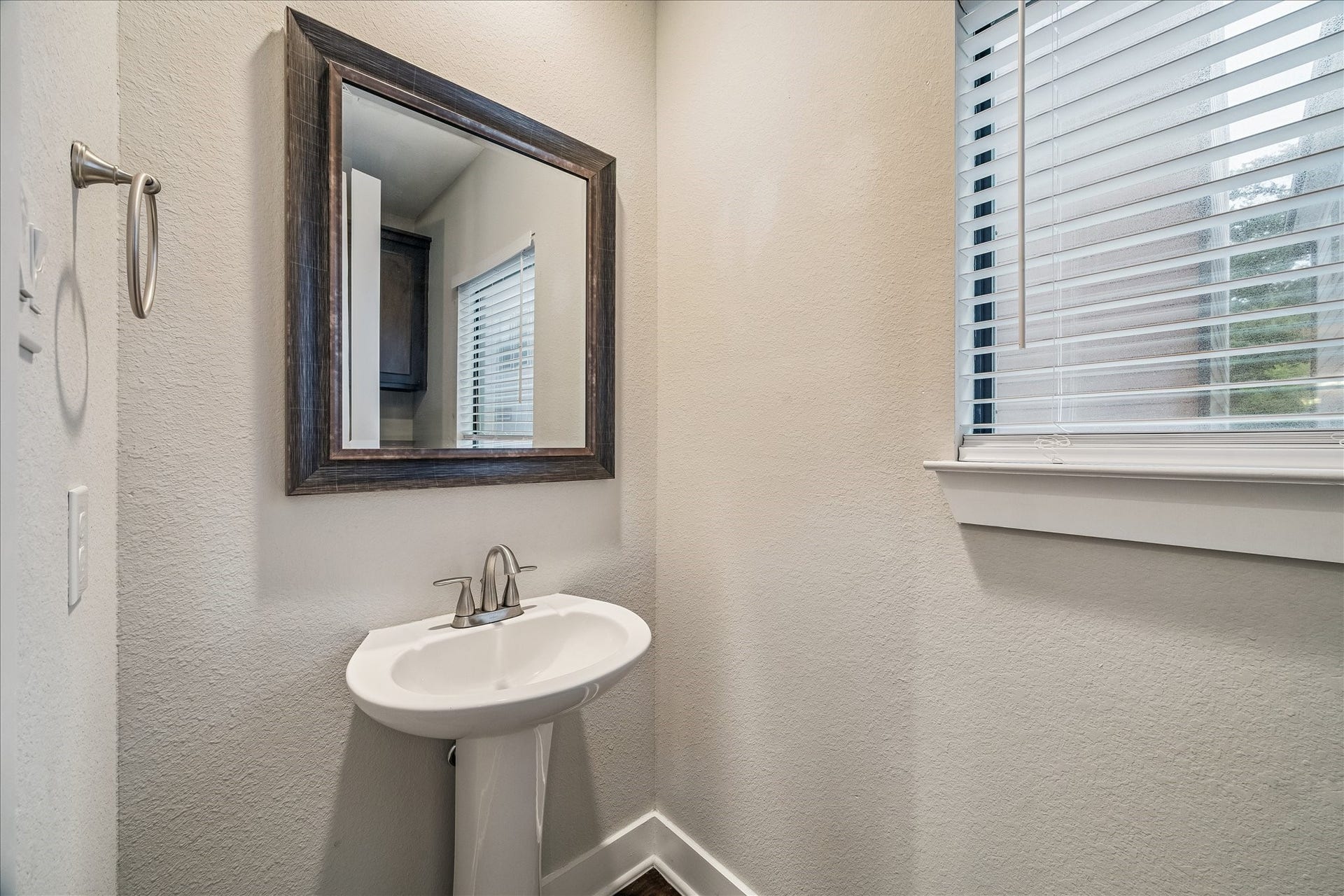 608 W 28th Street, #B, Houston, TX 77008 The conveniently located Powder Bath, is off the first landing of the stairway/hall! Pedistal sink, 2 inch custom blinds, framed designer mirror and more! NICE Design!