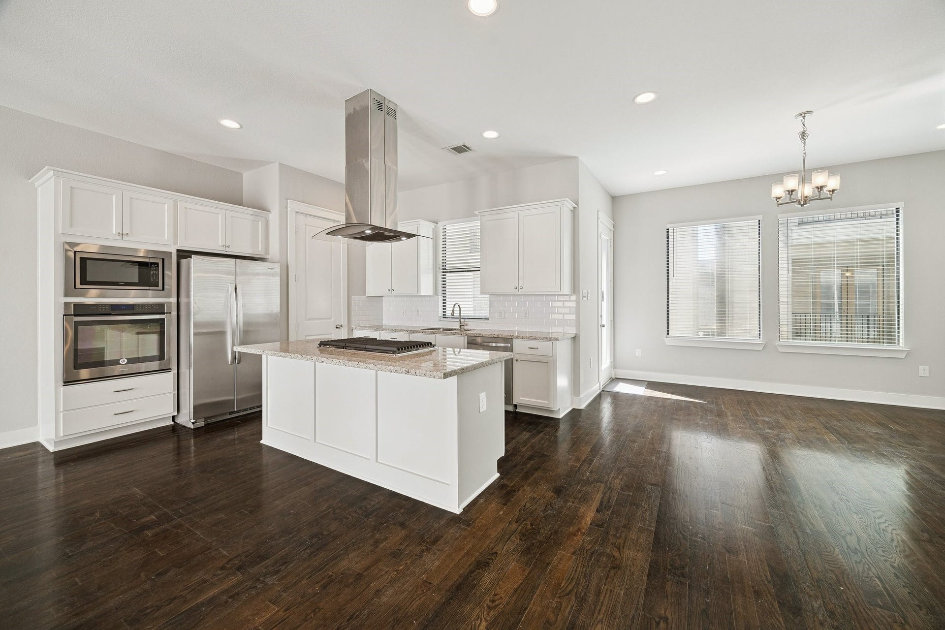 608 W 28th Street, #B, Houston, TX 77008 LIGHT & BRIGHT! NEW (10/2026) RENNOVATED Kitchen features a large seated Island w/ 5 burner gas range, commercial grade stainless vent hood, stunning stainless appliance, including NEW side by side Fridge/Freezer, full extension soft closing drawers, walk-in pantry, custom cabinetry, subway brick tile backsplash, stainless window sink and more! WOW!