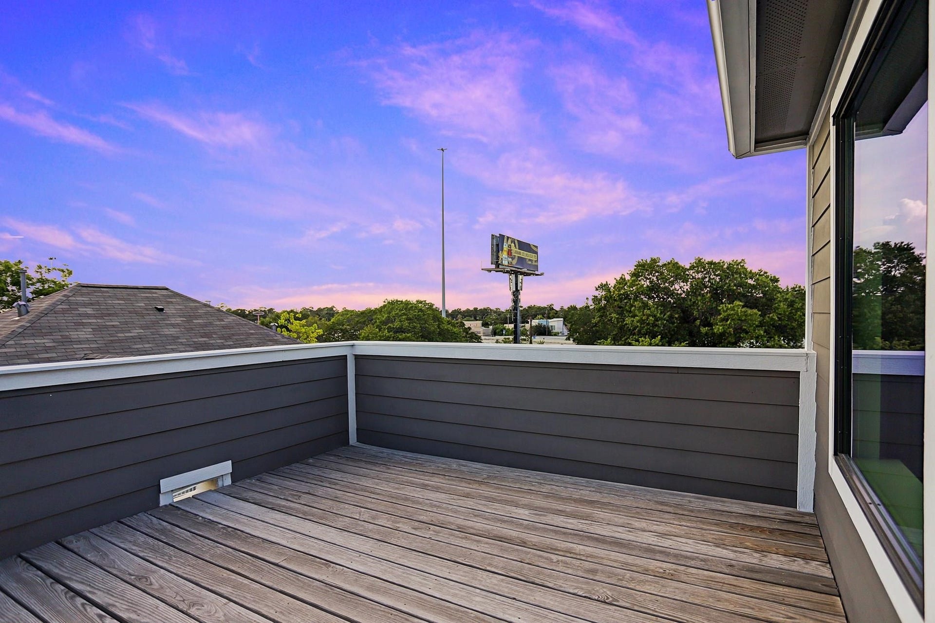 608 W 28th Street, #B, Houston, TX 77008 This Roof Top Terrace awaits your special touches! Whether you install a quick pergola & string lights or outdoor sitting area with furniture, TV, fireplace and more - it's sure to be a smash hit for the next get together! AWESOME!