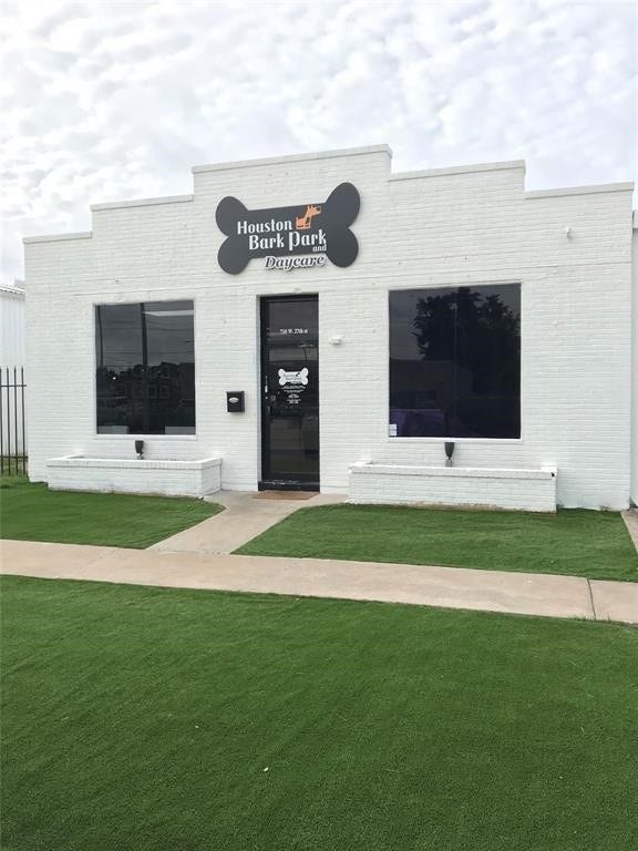 608 W 28th Street, #B, Houston, TX 77008 How convenient is this? So close, you can walk your dog to Houston Bark Park, for doggy daycare, play days, lodging, grooming and more! Outstanding Location!