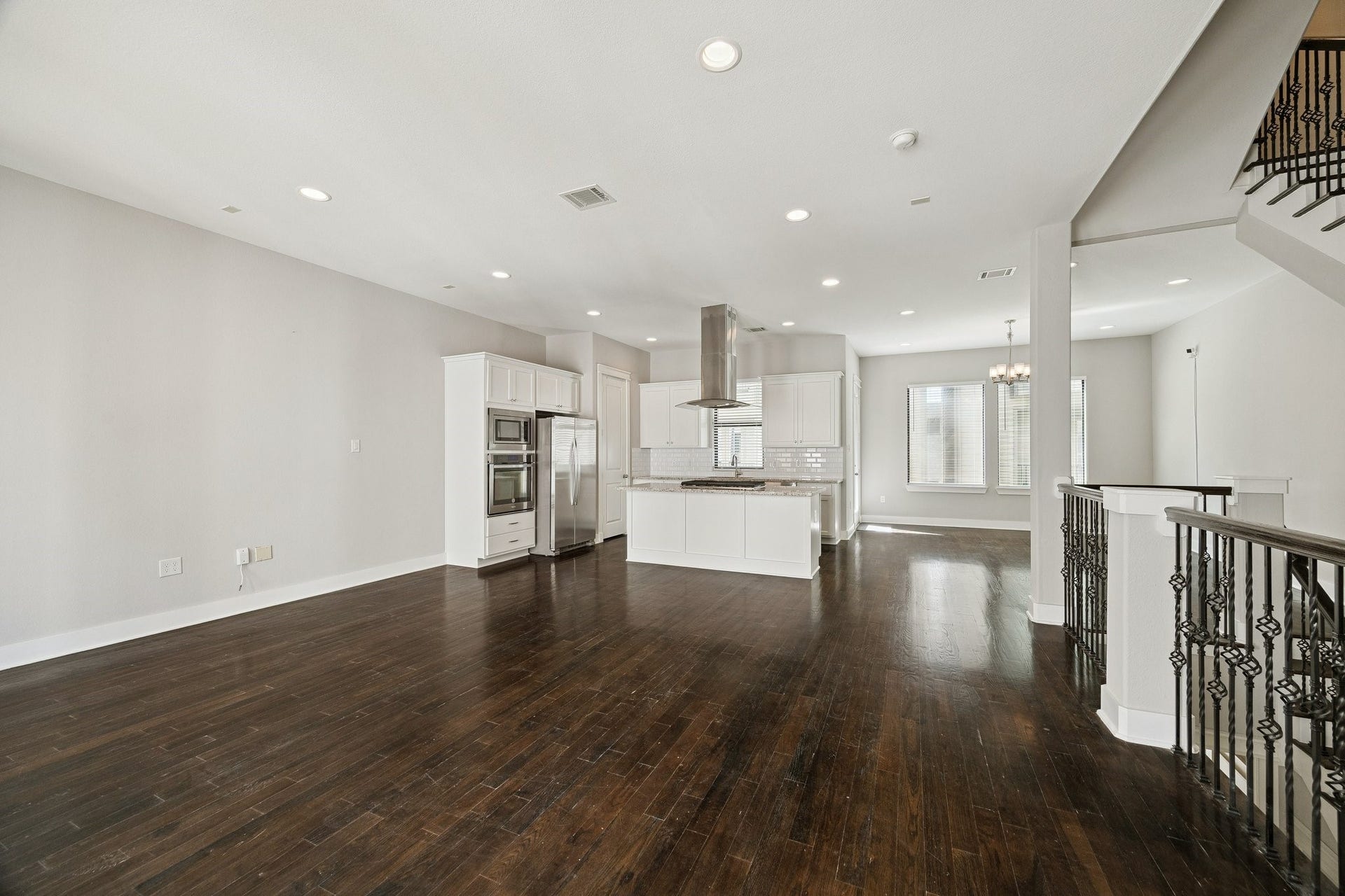 608 W 28th Street, #B, Houston, TX 77008 How's this for for a LARGE Family Rm, Kitchen & Dining Rm? Newly (10/2026) renovated & painted, note the large Seated Island & open flow - ideal for entertaining! Authentic real Oak hardwood floors, richly stained & can be changed to any color you desire! High ceilings, LED recessed lighting, custom made cabinetry with soft closing drawers & cabinets, walk-in pantry, 5 burner gas cook top w/ commercial grade vent hood, stunning stainless appliance package & more! Separate Dining & Family Rm - flexibility!