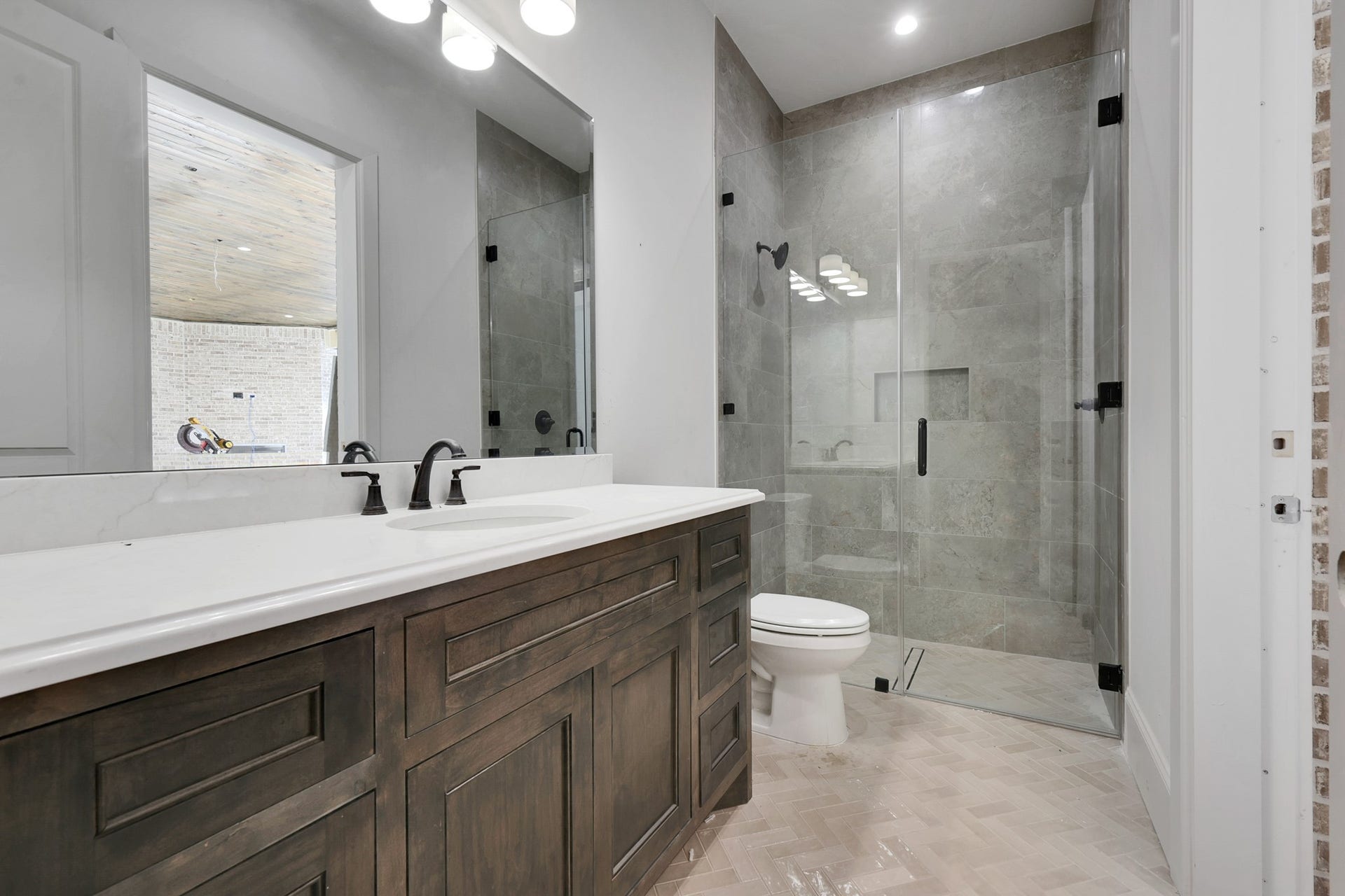 25083 Chisos Bend, Montgomery, TX 77316 Full bath with access to the covered patio featuring herringbone tile