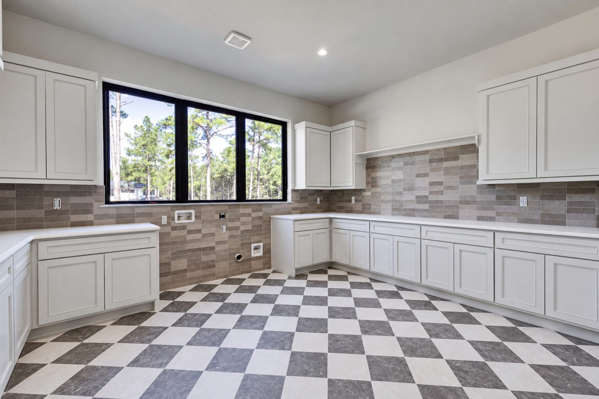25083 Chisos Bend, Montgomery, TX 77316 Utility room with plentiful storage and cabinet space