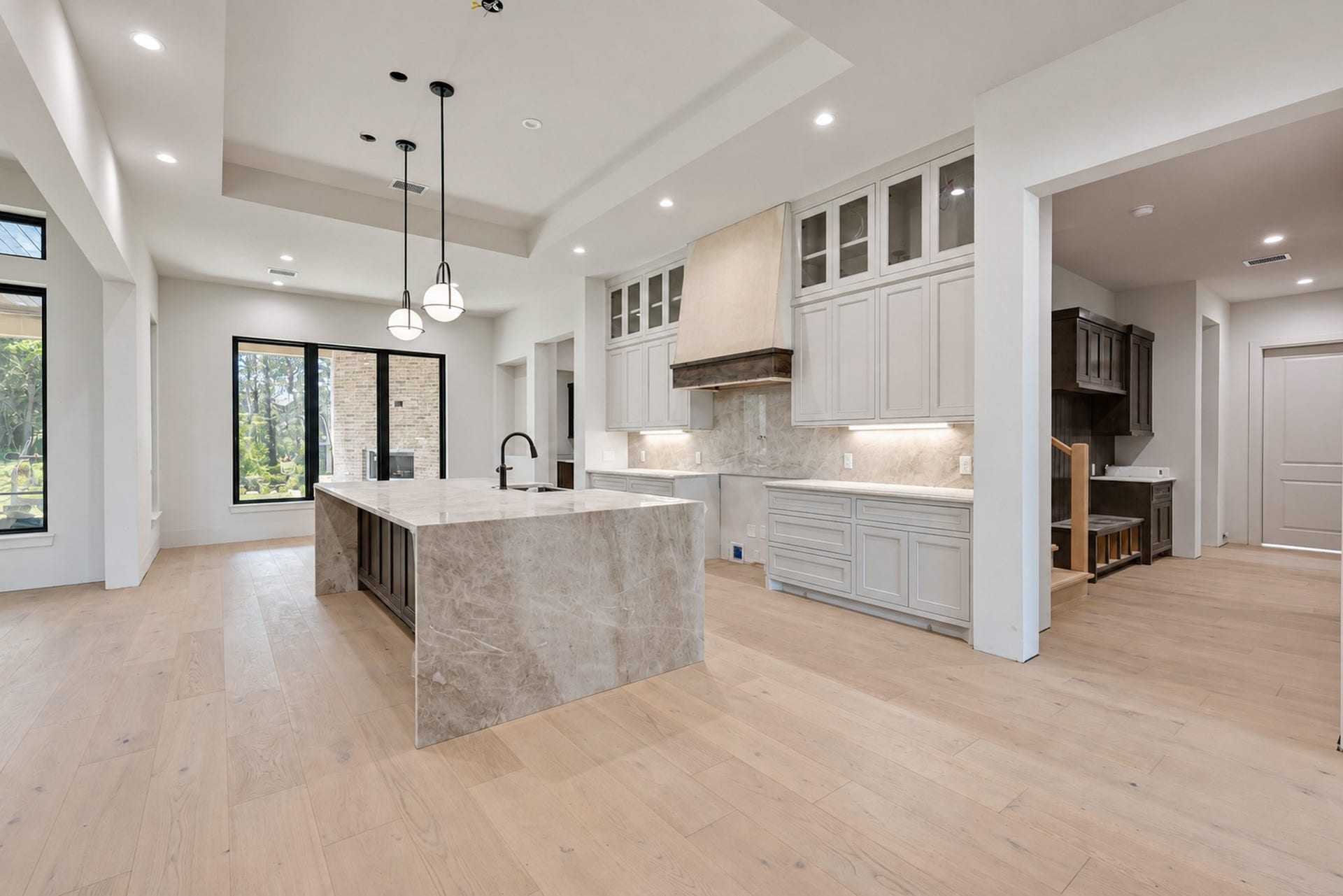25083 Chisos Bend, Montgomery, TX 77316 Kitchen with view of mud room entry. Pantry located within the mud room