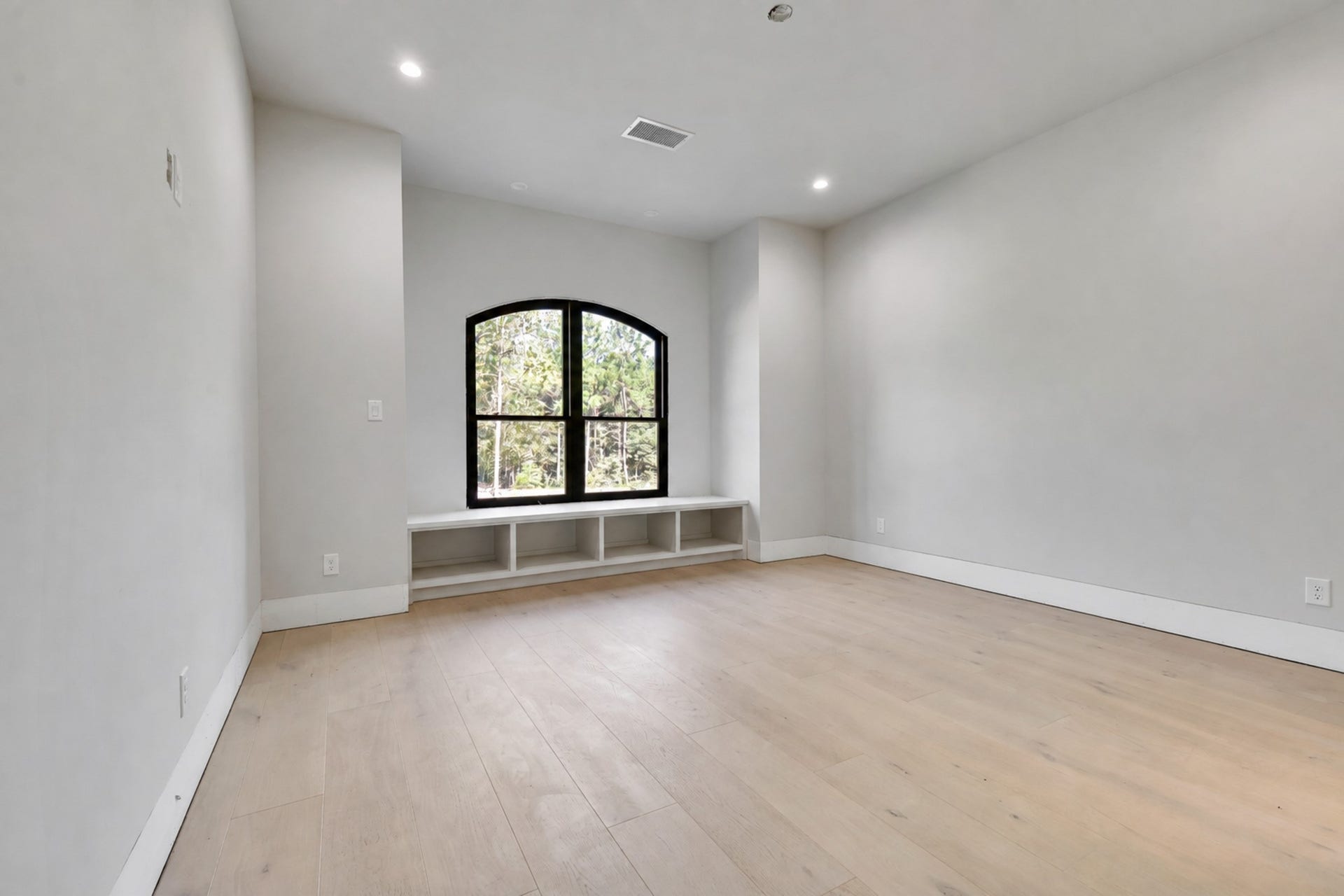 25083 Chisos Bend, Montgomery, TX 77316 Bedroom 2 overlooking the front yard with window seating