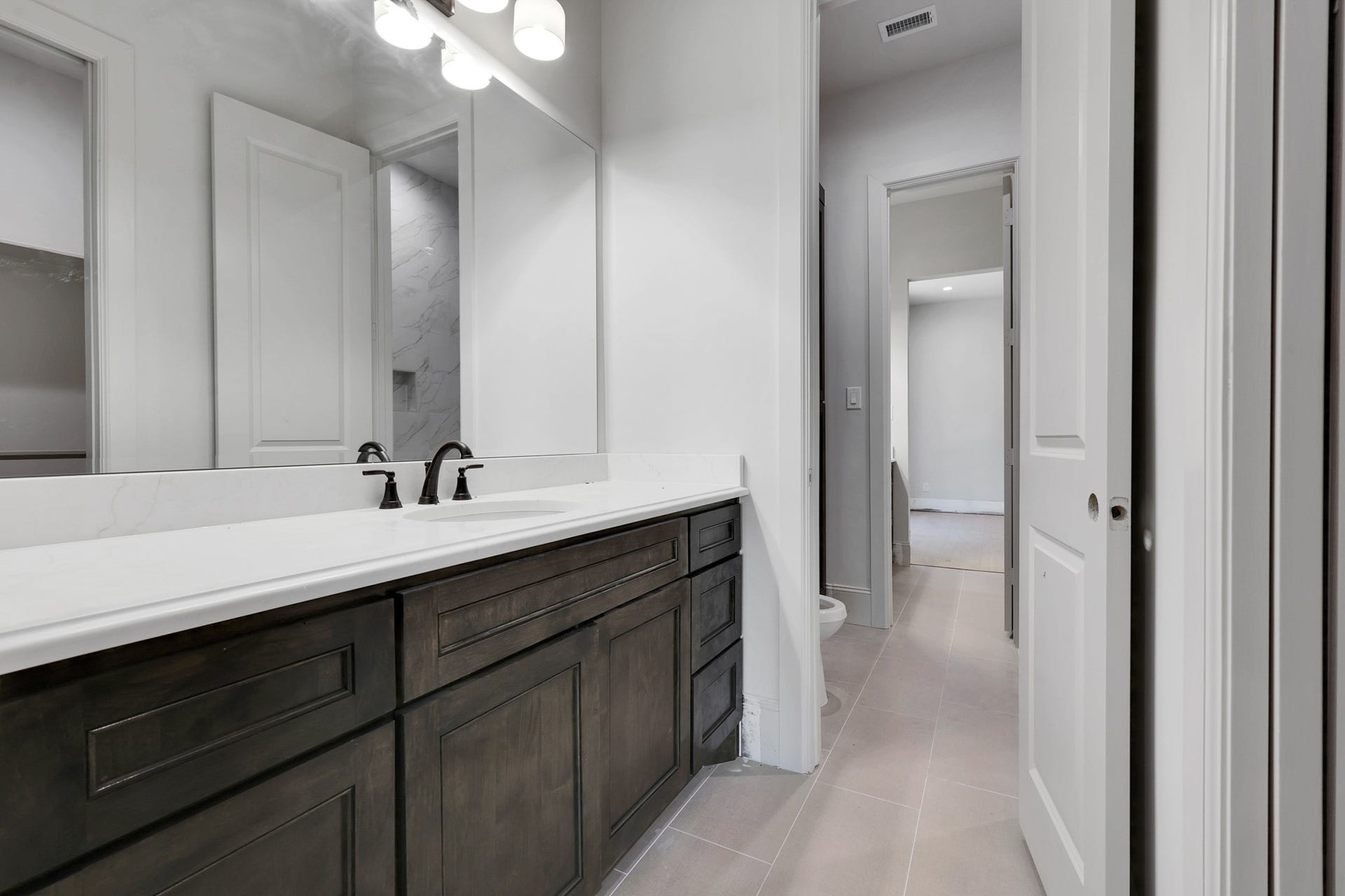 25083 Chisos Bend, Montgomery, TX 77316 Jack and jill bath from bedroom 2